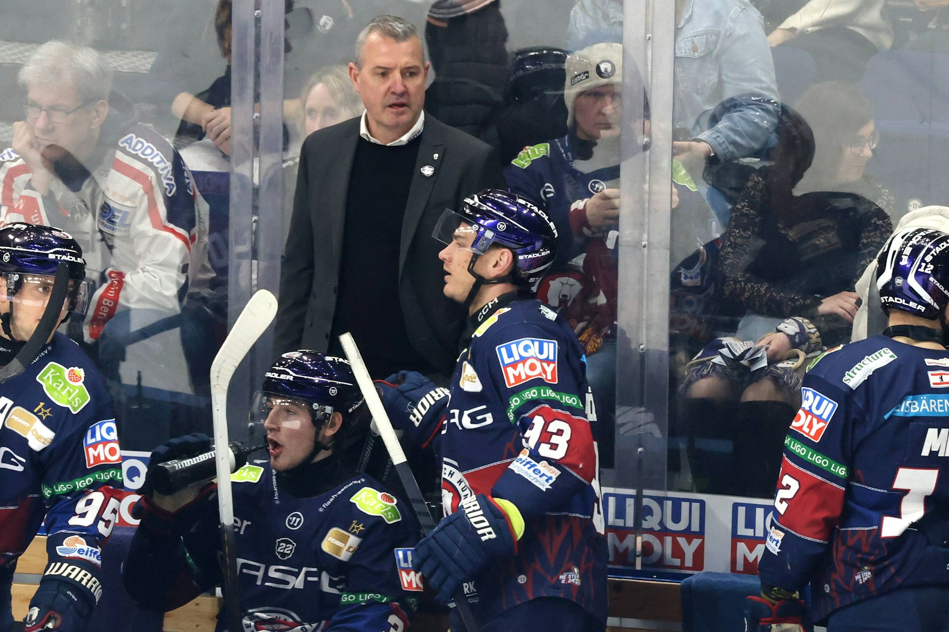 Erst die Arbeit, dann das Vergnügen: Eisbären-Trainer Serge Aubin spendierte nach dem Sieg gegen Straubing eine Runde.