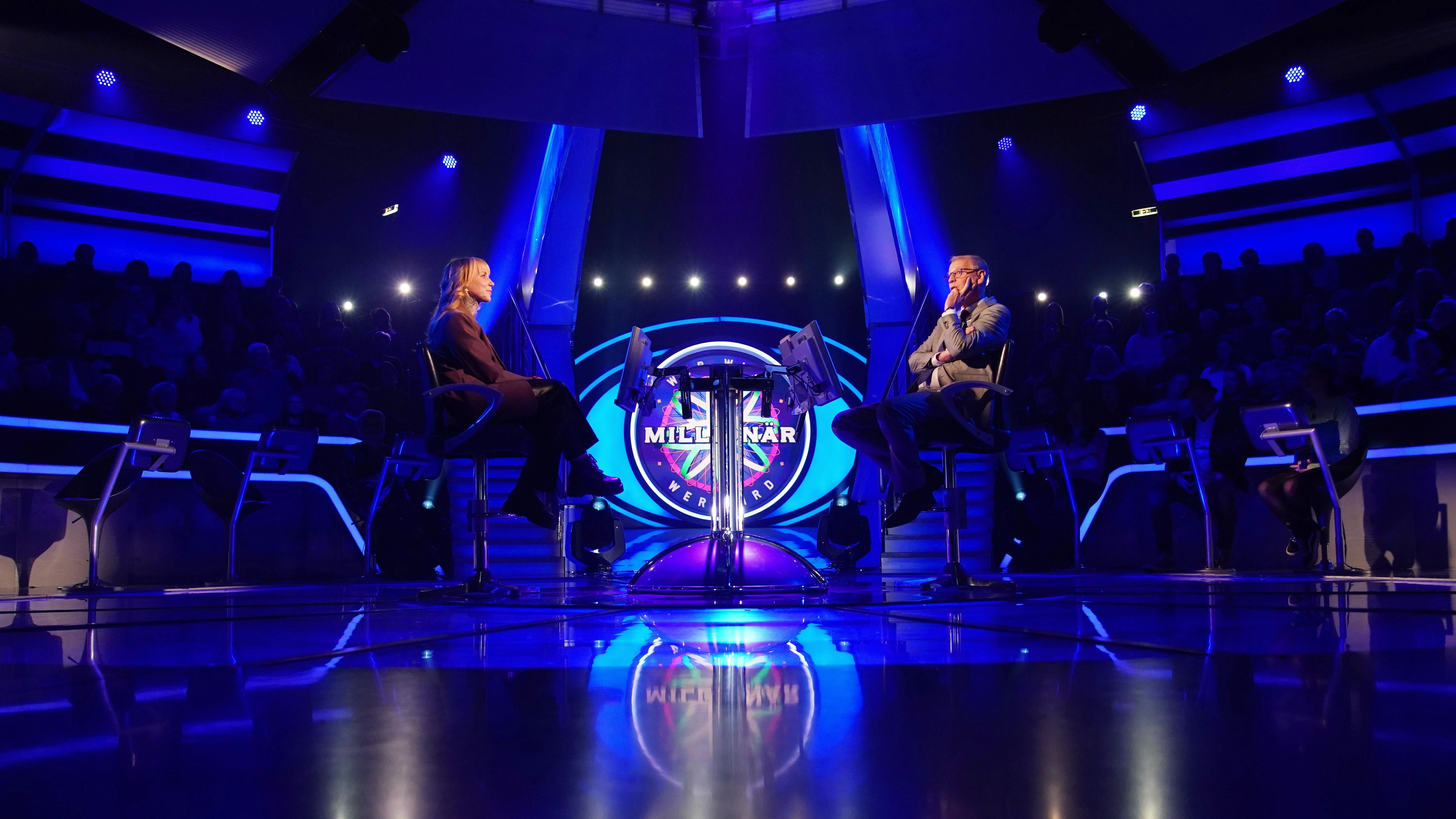 Natascha Thienenkamp mit Moderator Günther Jauch im Studio von Wer wird Millionär?.