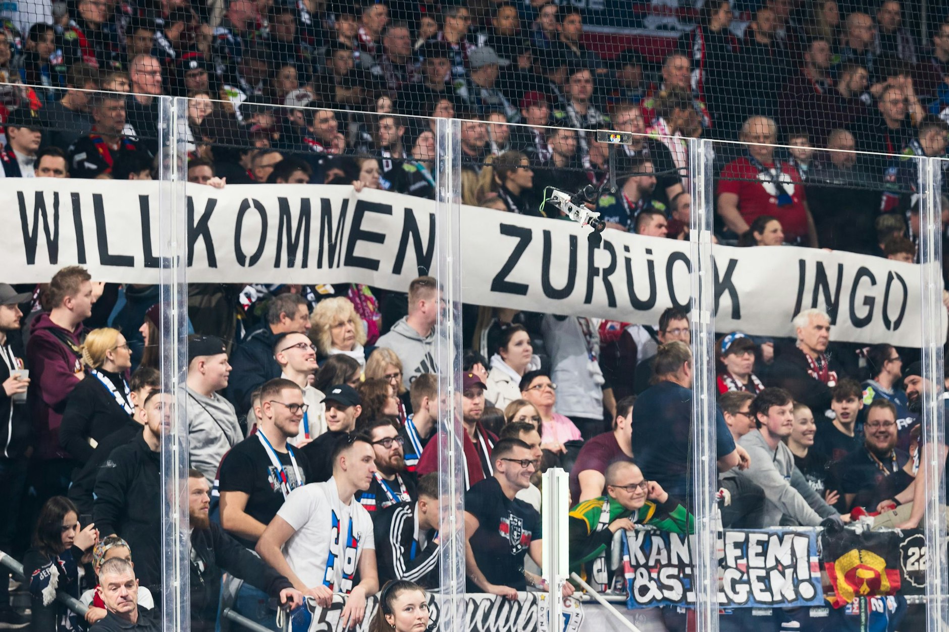 Ingo Schröter ist zurück bei den Eisbären und wird von den Fans in der Uber Arena auch mit einem Banner begrüßt.