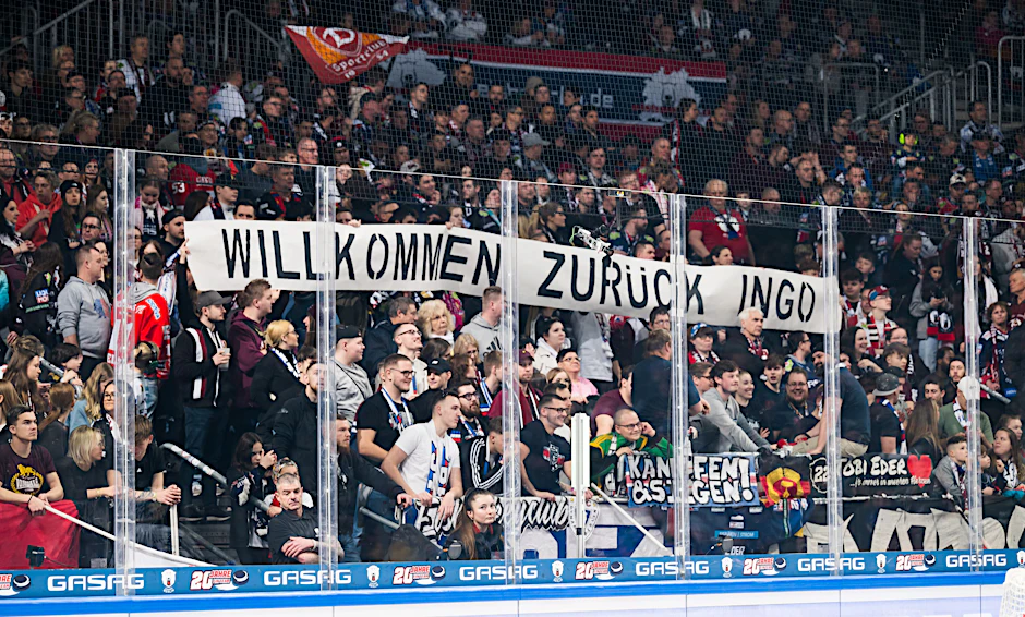 Ingo Schröter ist zurück bei den Eisbären und wird von den Fans in der Uber Arena auch mit einem Banner begrüßt.