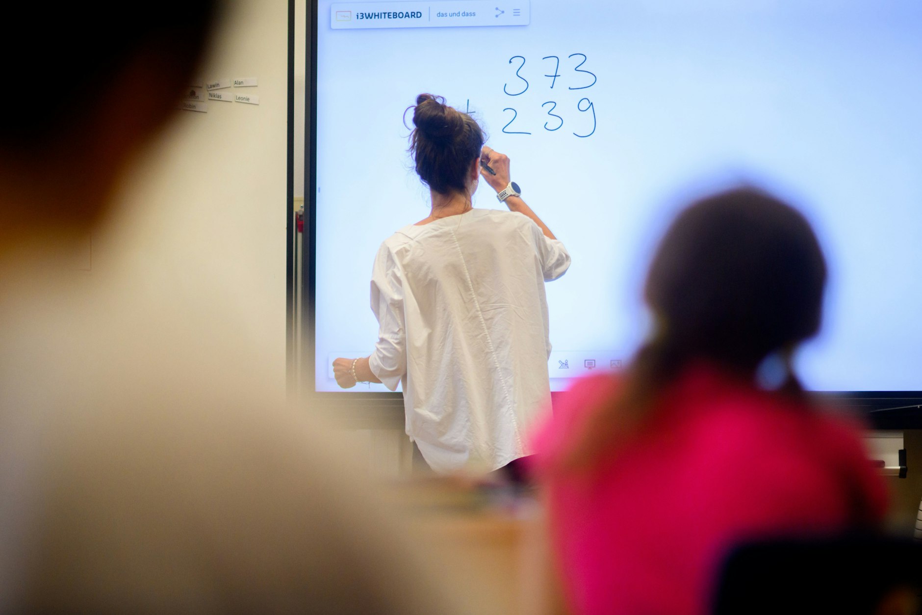 Hay escasez de docentes, pero incluso cuando hay personal disponible, no siempre se pueden cubrir los puestos. Esto se debe en gran medida a los recortes en el presupuesto de educación.