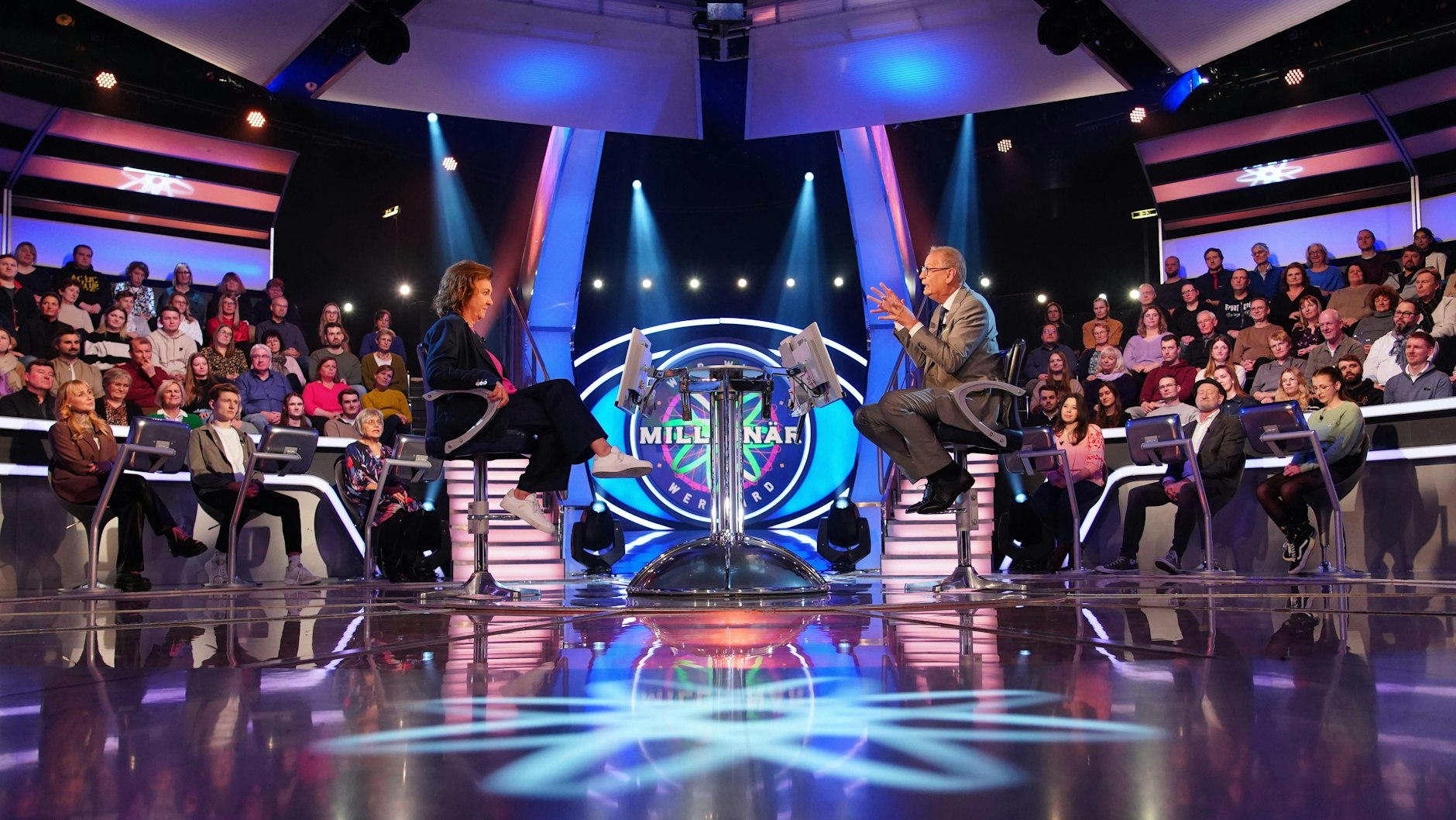 Marion Tönnies mit Günther Jauch im Studio von „Wer wird Millionär?“. Die Frage nach dem Slogan des Deutschen Wetterdienstes kostet sie fast ihren ganzen Gewinn.