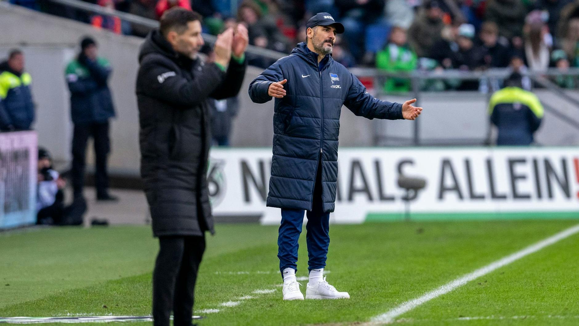 Stefan Leitl (l.) machte sein letztes Spiel für Hannover gegen Hertha BSC mit Trainer Cristian Fiel.