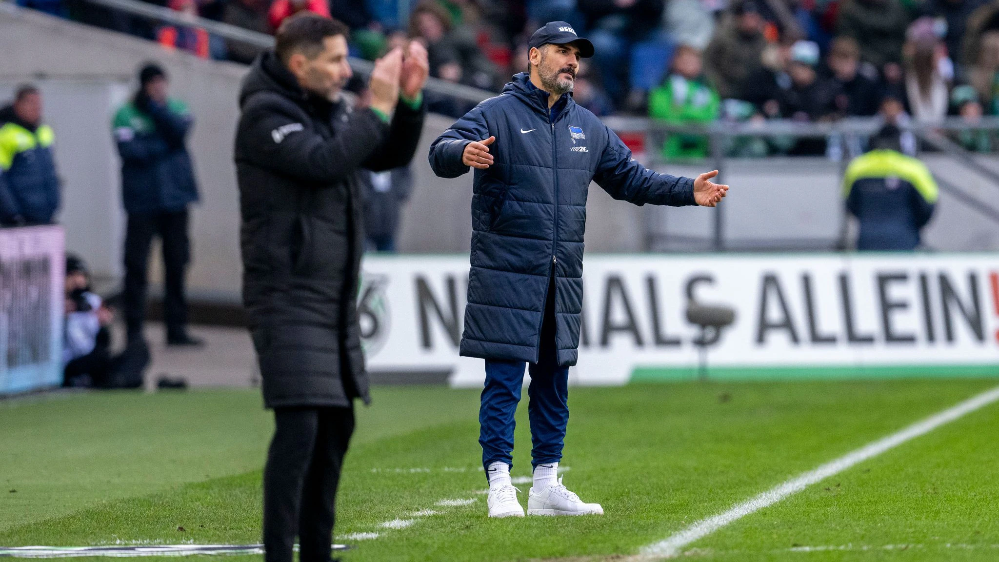 Stefan Leitl (l.) machte sein letztes Spiel für Hannover gegen Hertha BSC mit Trainer Cristian Fiel.