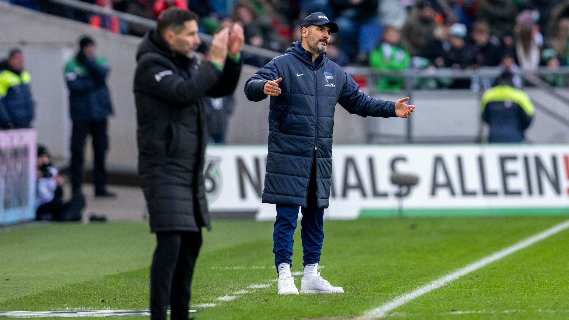 Stefan Leitl (l.) machte sein letztes Spiel für Hannover gegen Hertha BSC mit Trainer Cristian Fiel.