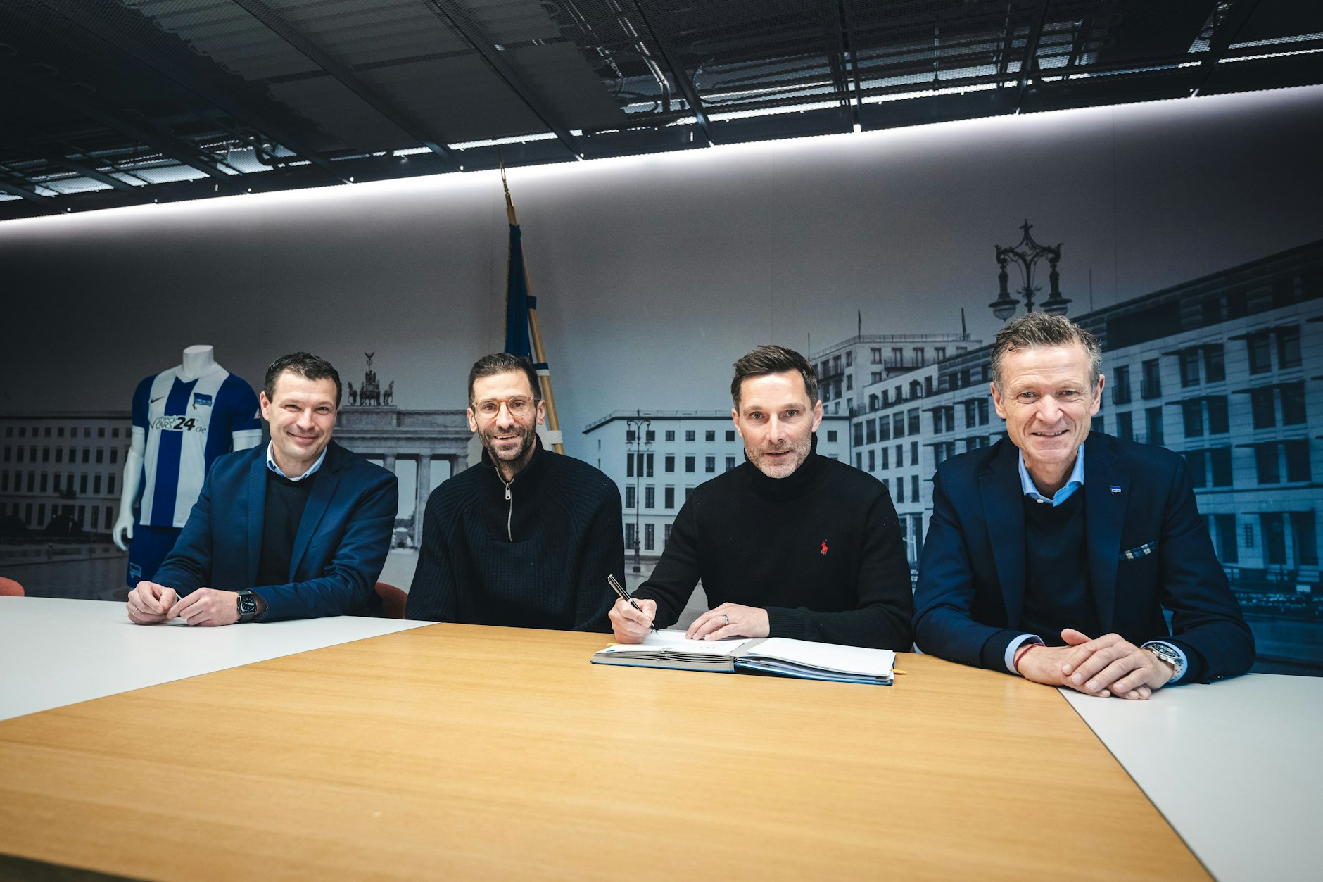 Herthas Sportdirektor Benjamin Weber (l.) und Geschäftsführer Thomas E. Herrich (r.) freuen sich über die Vertragsunterschrift von Stefan Leitl (2.v.r.) und Andre Mijatovic.
