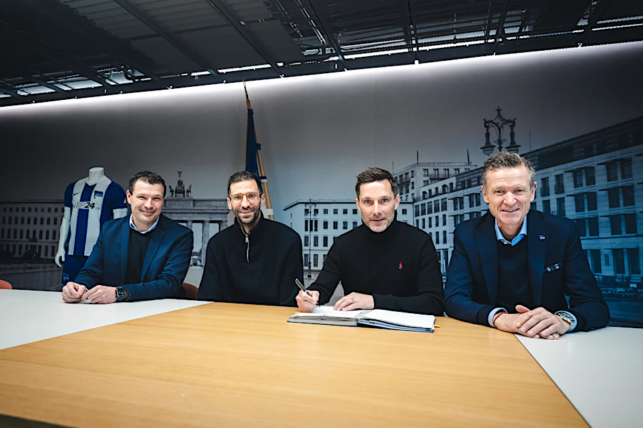 Herthas Sportdirektor Benjamin Weber (l.) und Geschäftsführer Thomas E. Herrich (r.) freuen sich über die Vertragsunterschrift von Stefan Leitl (2.v.r.) und Andre Mijatovic.
