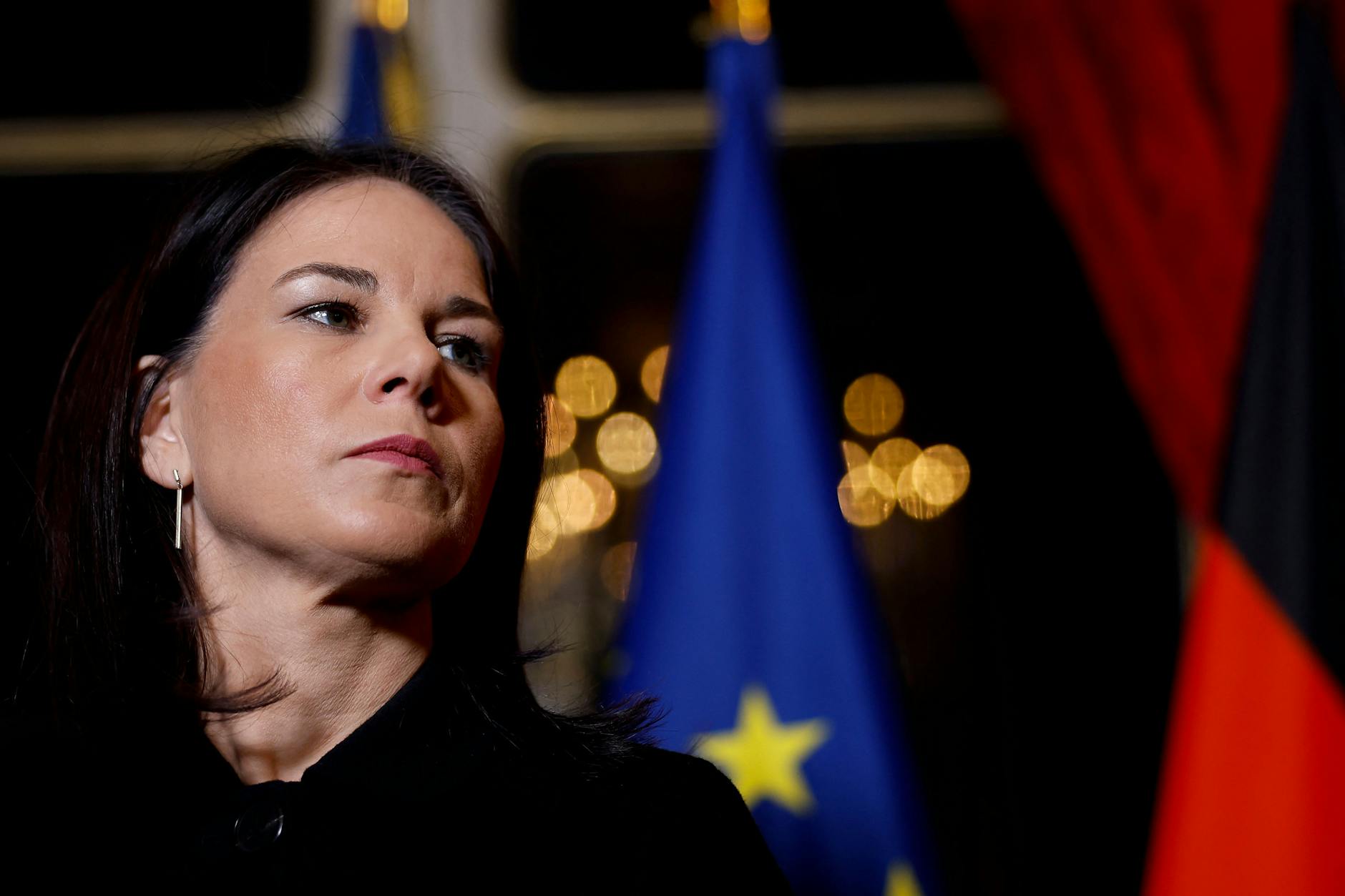 12.02.2025, Paris: Annalena Baerbock spricht zur Presse, als sie vor den erweiterten Weimarer Gesprächen über die europäische Verteidigung und die Ukraine im Ministerium für Europa und Auswärtige Angelegenheiten (Quai d'Orsay) in Paris eintrifft.