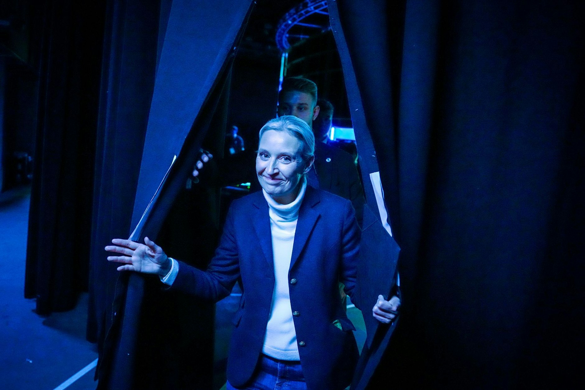 AfD-Kanzlerkandidatin Alice Weidel kommt nach dem RTL-„Quadrell am Sonntagabend aus dem TV-Studio.