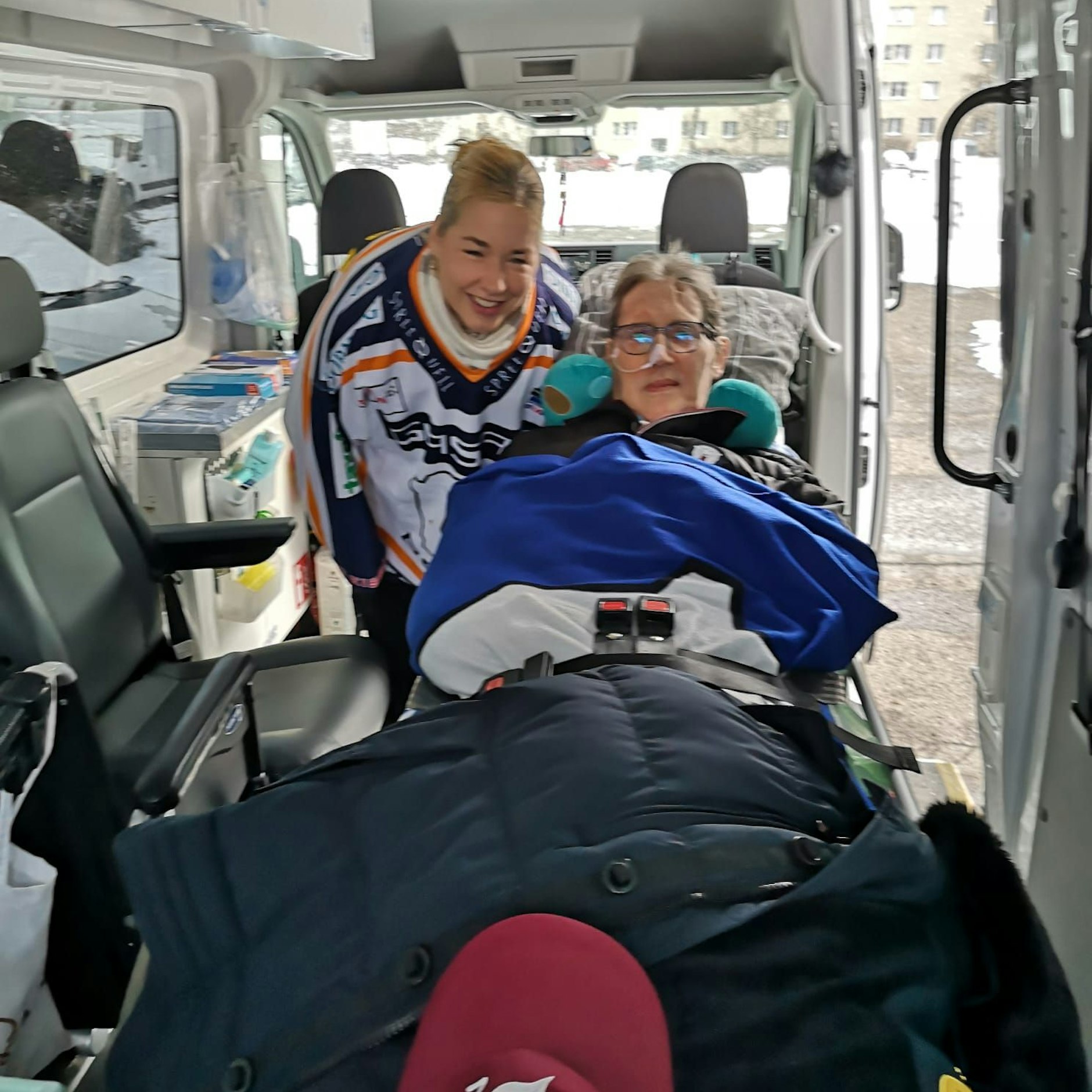 Ingo Schröter kommt vor der Uber Arena an, immer an seiner Seite ist Susanne Suffner, die Leiterin der Pflegestation in Rüdersdorf.