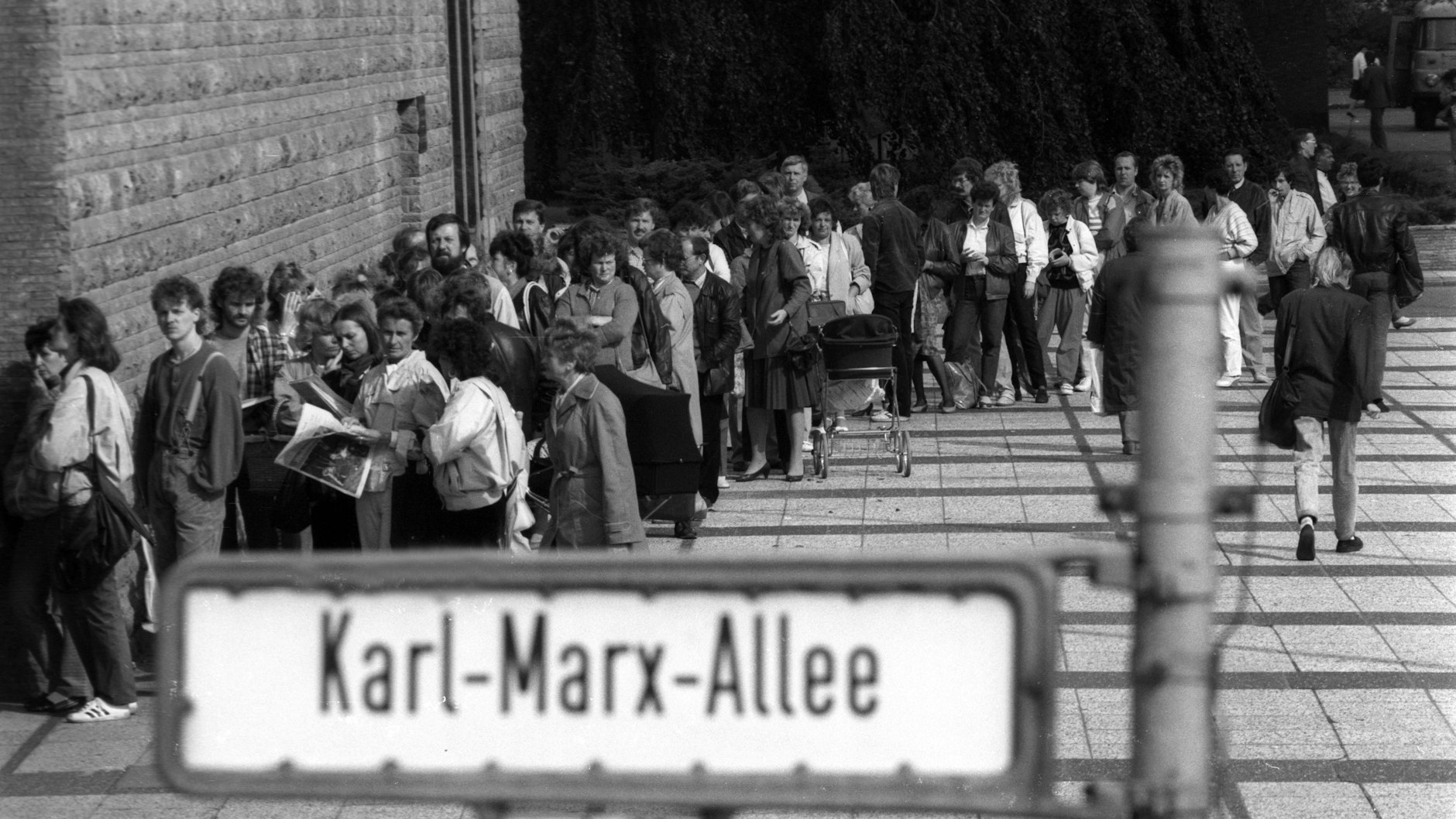 So sah es am Kino International in Berlin-Mitte öfter aus: Dutzende stehen Schlange, um ein Ticket für einen Kinohit aus dem Westen zu bekommen. 