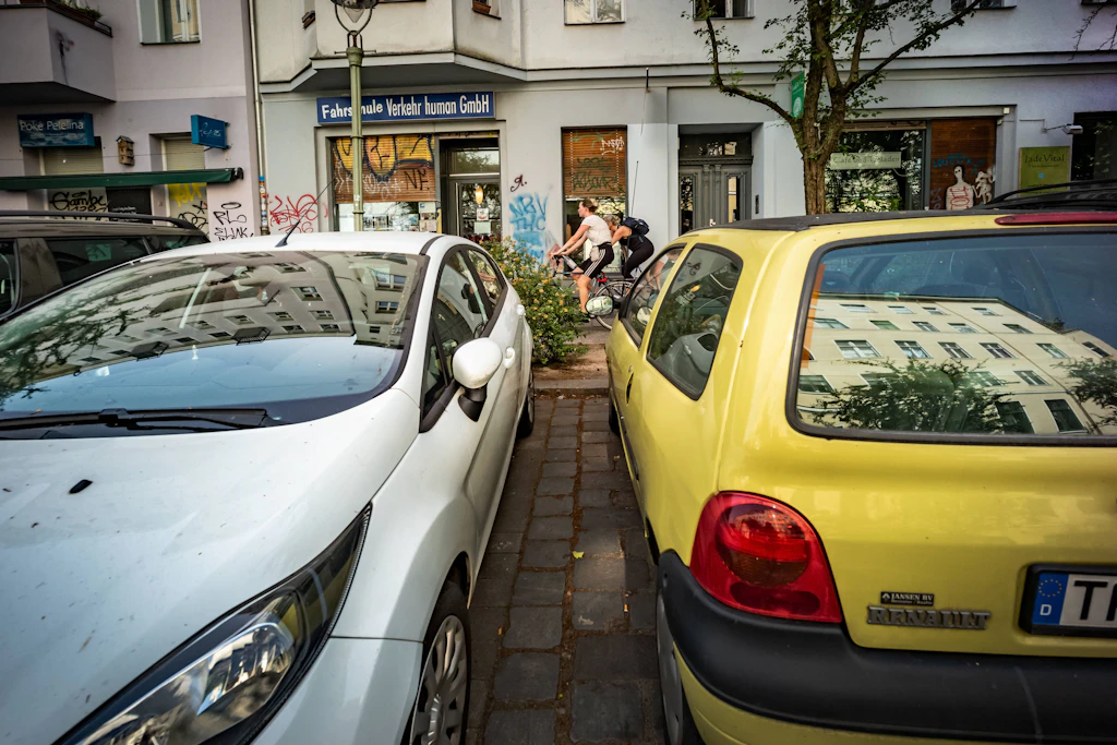 Parken in Kreuzberg? Jetzt wird’s ernst – neue Regeln im Kiez!