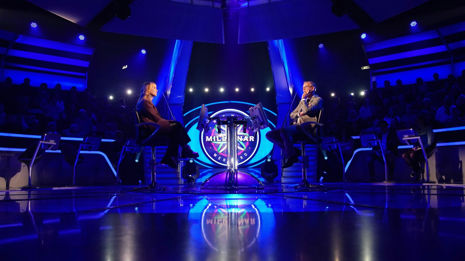 Natascha Thienenkamp mit Günther Jauch im Studio von „Wer wird Millionär?“.