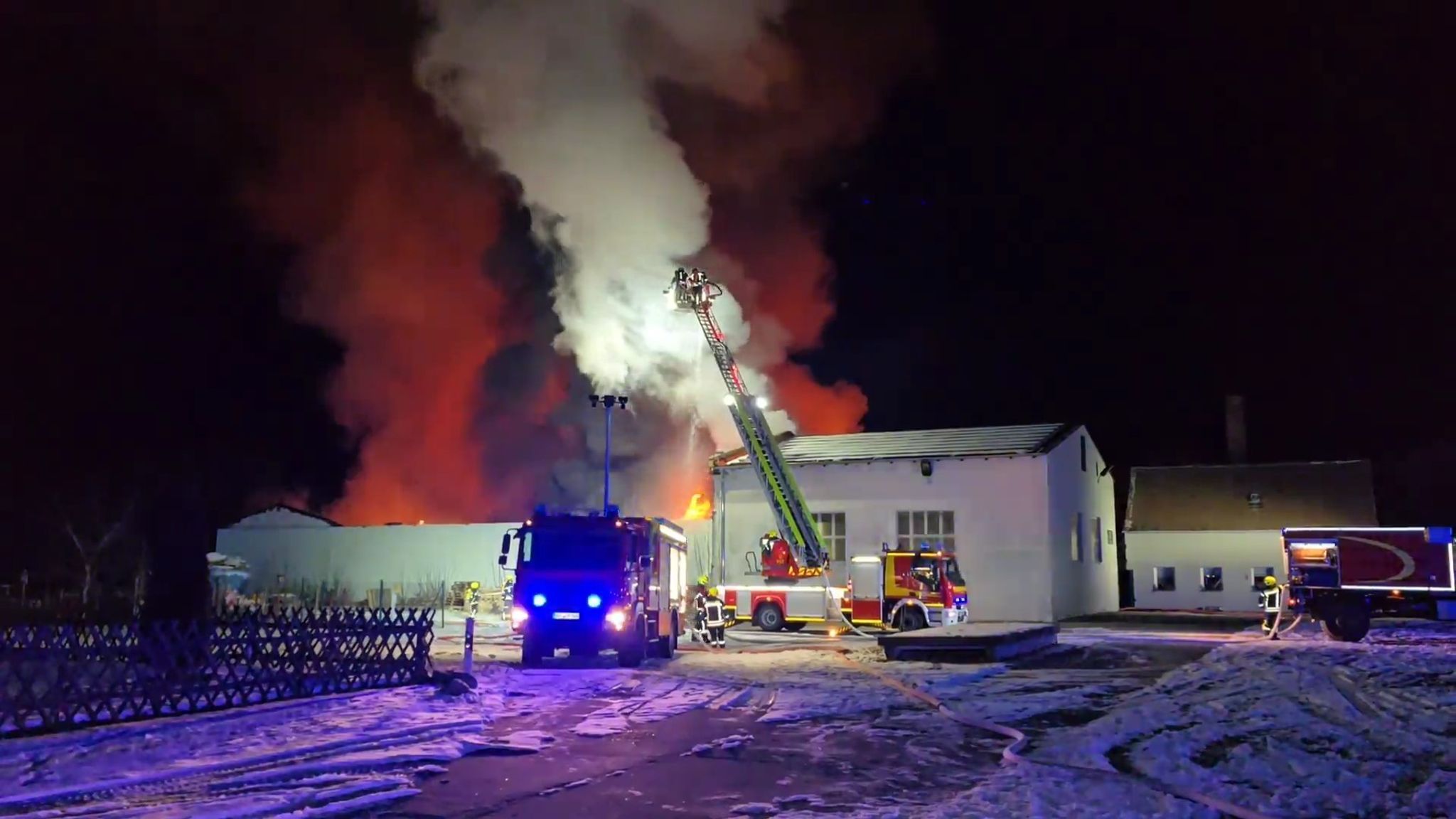 Nauen: Großer Werkstatthof steht lichterloh in Flammen – Millionenschaden