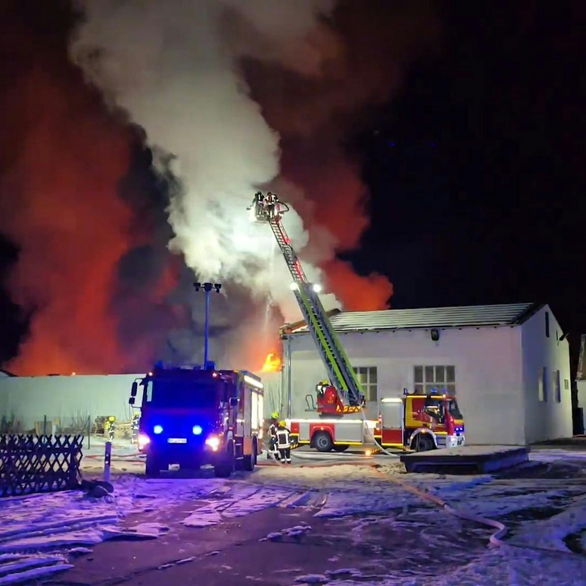 Nauen: Großer Werkstatthof steht lichterloh in Flammen – Millionenschaden