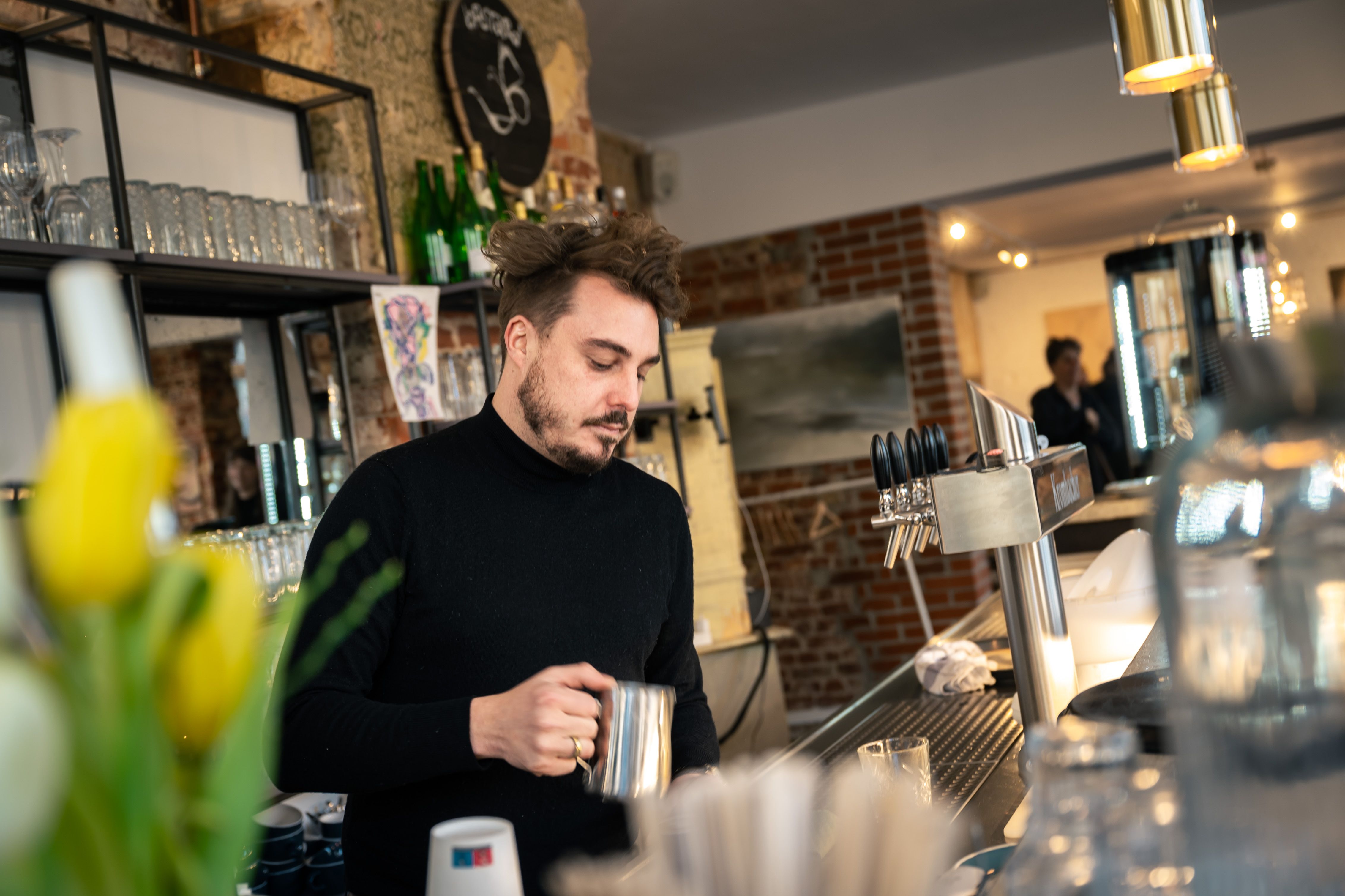 „Raub, Trinkgeld geklaut, Angestellte getreten“: Queeres Café in Neukölln kämpft ums Überleben