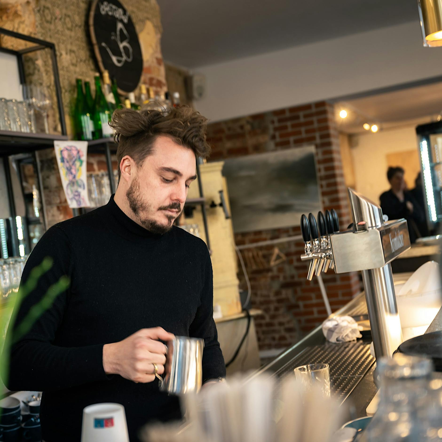 „Raub, Trinkgeld geklaut, Angestellte getreten“: Queeres Café in Neukölln kämpft ums Überleben