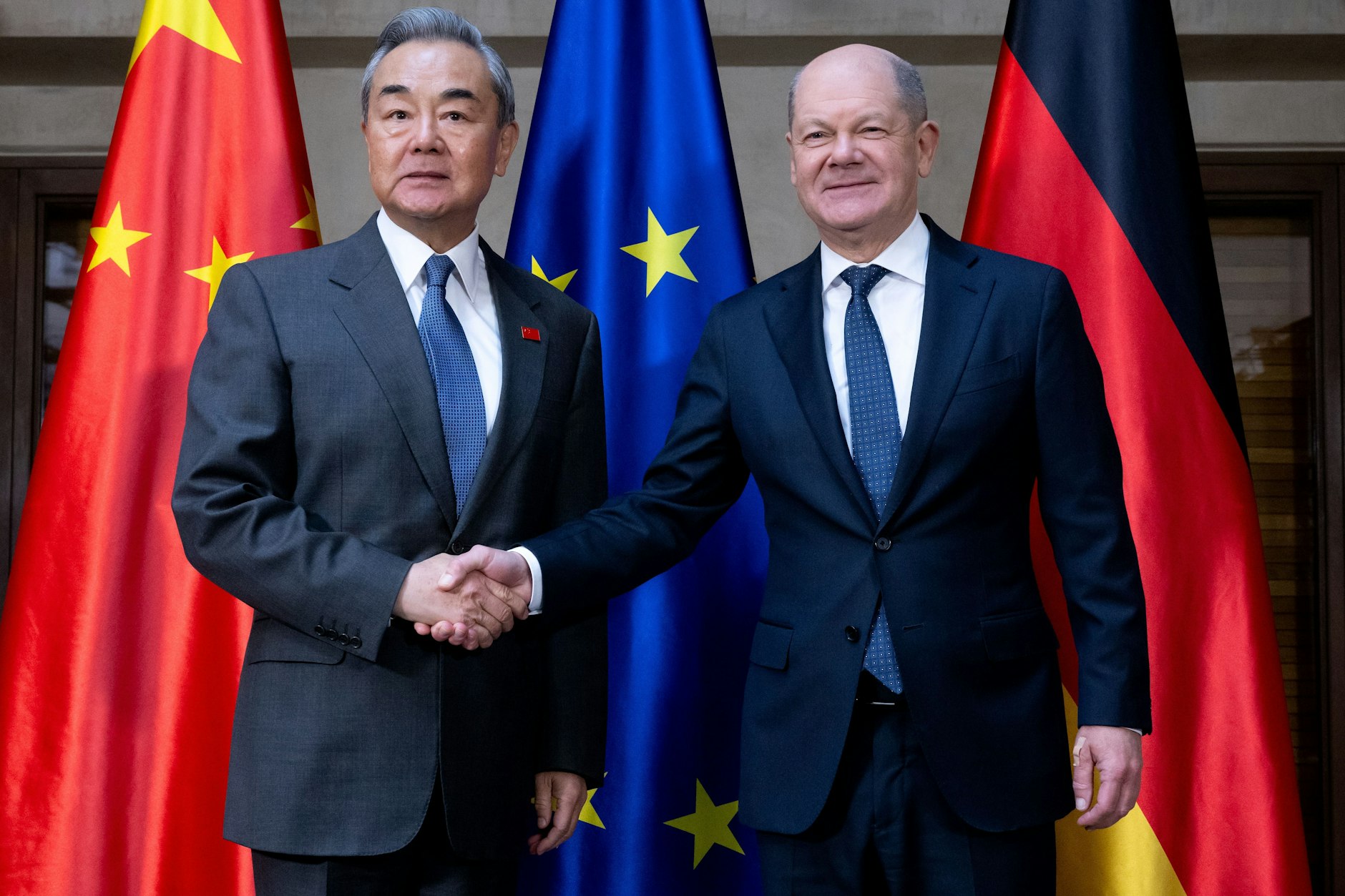 Bundeskanzler Olaf Scholz und Wang Yi, Staatsrat für Auswärtige Angelegenheiten und Außenminister der Volksrepublik China, kamen bei der Münchner Sicherheitskonferenz zu einem Gespräch zusammen. Symbolbild.