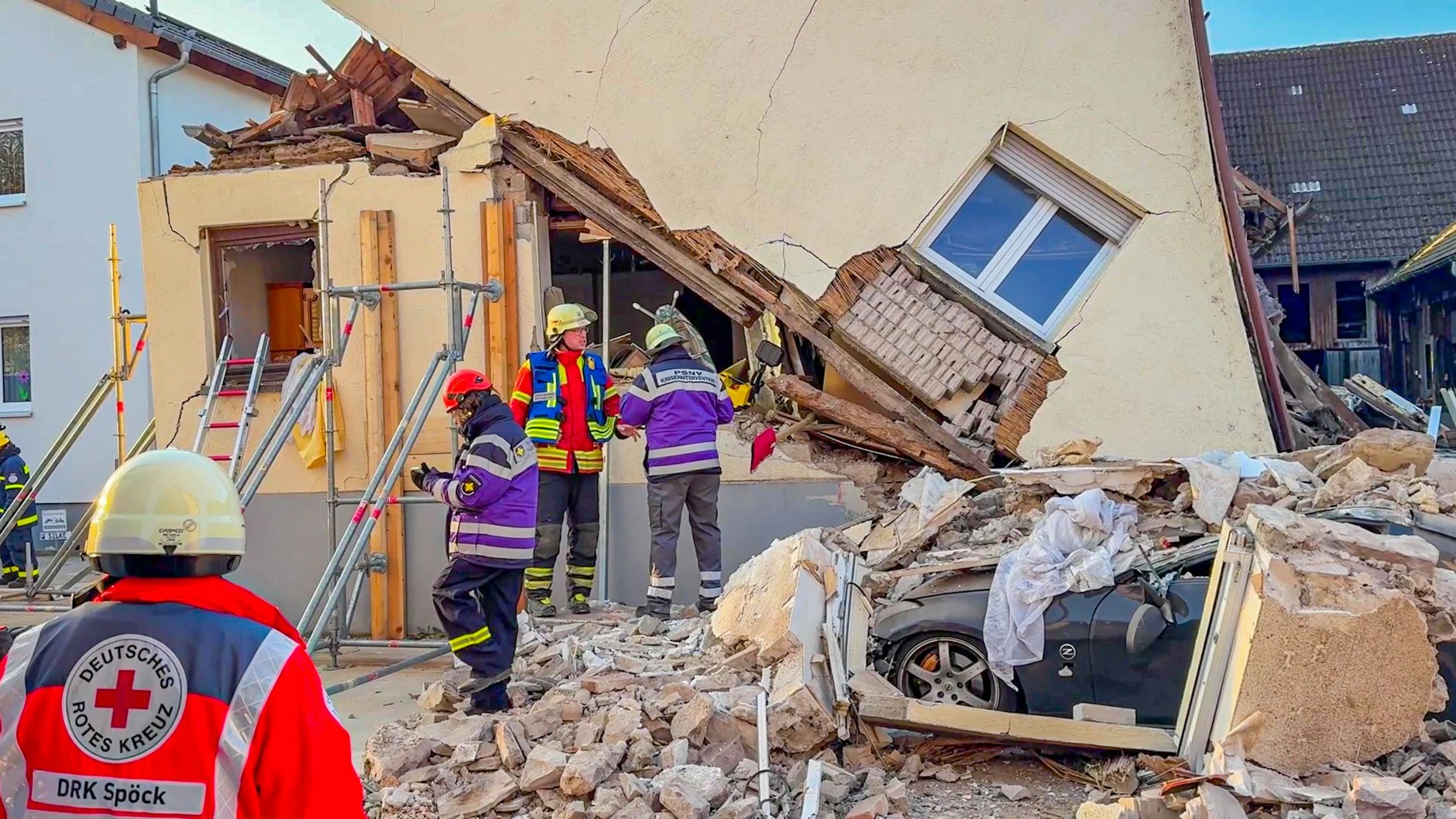 In den Trümmern dieses Hauses in Stutensee lag ein Mann begraben, nach seiner Rettung verstarb er auf dem Weg ins Krankenhaus.