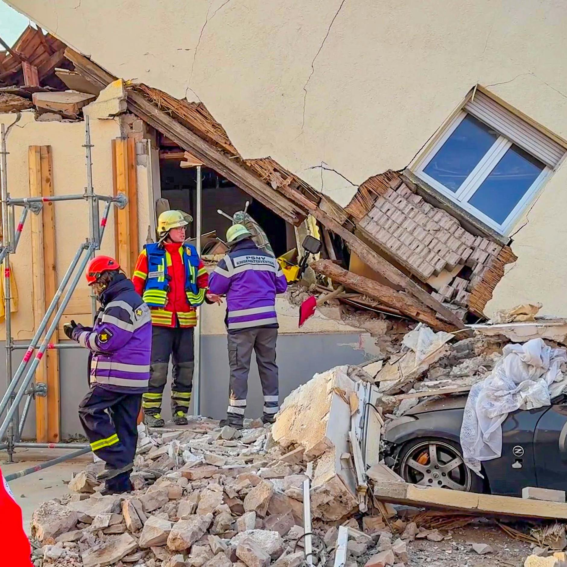 Horror in Stutensee! Haus eingestürzt ++ Mann (73) begraben ++ Er stirbt im Krankenwagen