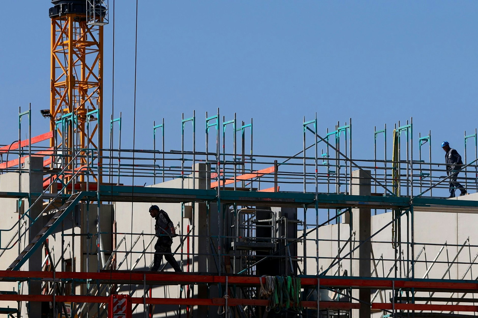 Handwerker arbeiten auf einer Baustelle.