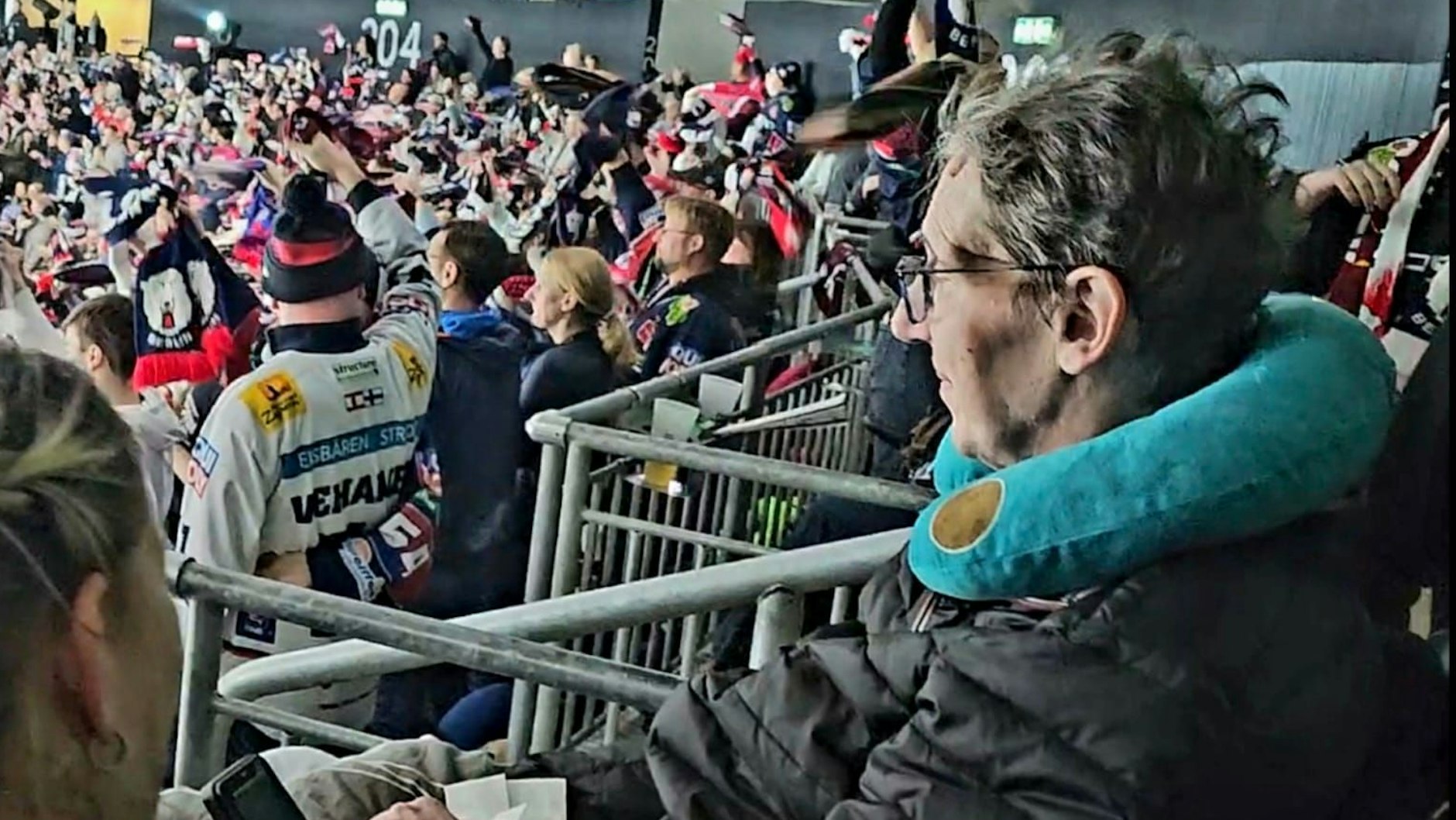 Es kostet ihn unglaublich viel Kraft und gibt ihm andersrum so viel Energie: Aus dem Rolli-Bereich der Uber Arena verfolgt Ingo (r.) das komplette Eisbären-Spiel.