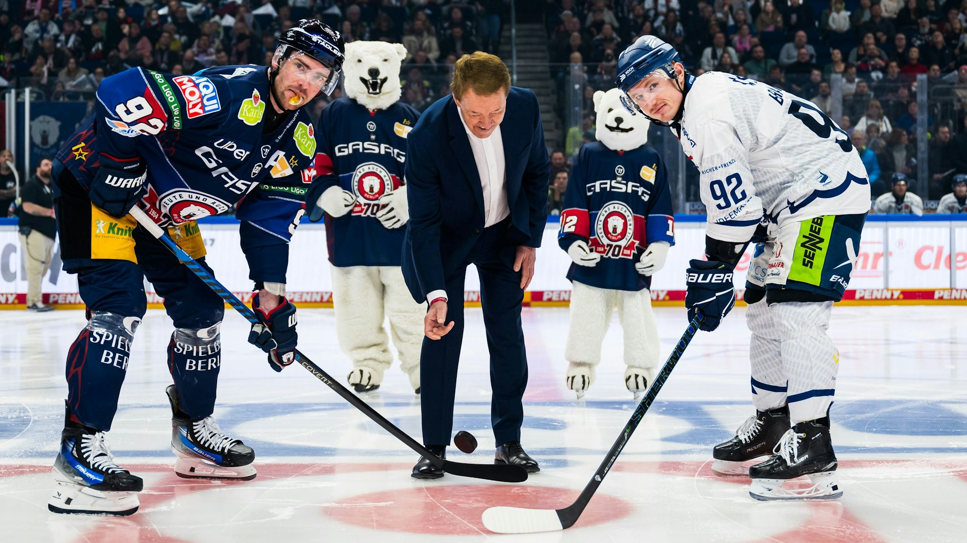 Eisbären-Meistermacher Pierre Pagé (M.) war beim Spiel gegen Straubing in der Halle und zum Ehrenbully sogar auf dem Eis.
