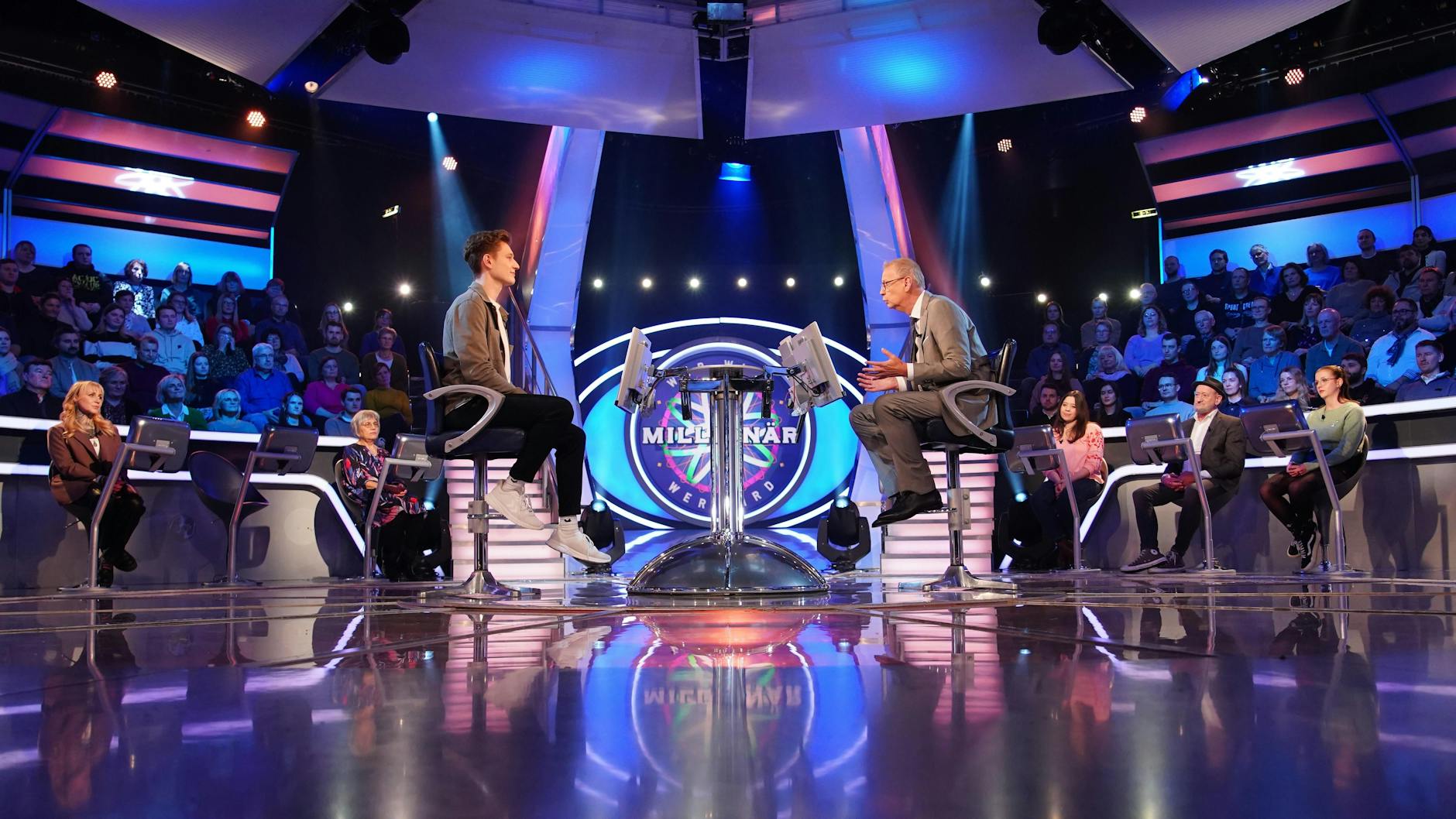 Kandidat Lucas Müller mit Günther Jauch im Studio von „Wer wird Millionär?“.