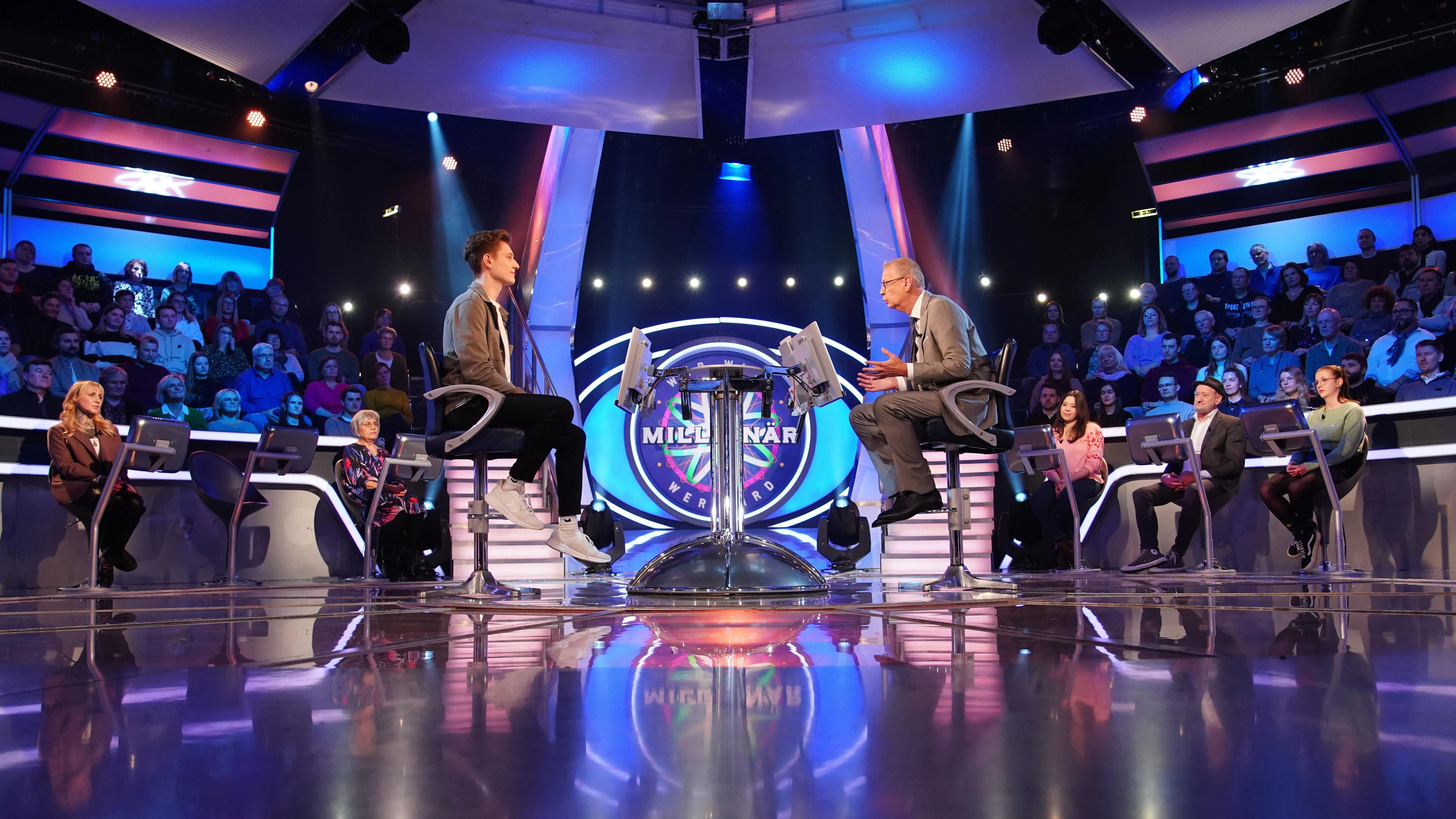 Kandidat Lucas Müller mit Günther Jauch im Studio von „Wer wird Millionär?“.