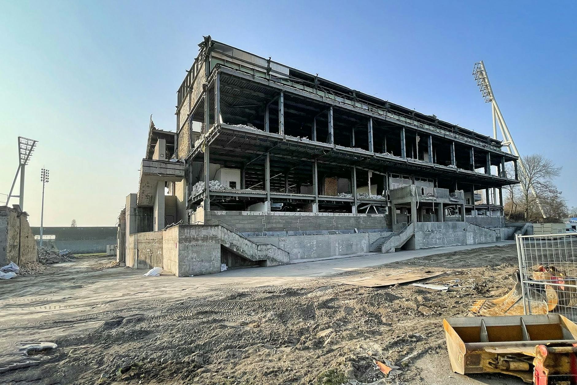 Bei den Abbrucharbeiten am Jahnstadion wurde im April überraschend Asbest entdeckt. Seitdem wartet der toxische Schutt auf seine Entsorgung.