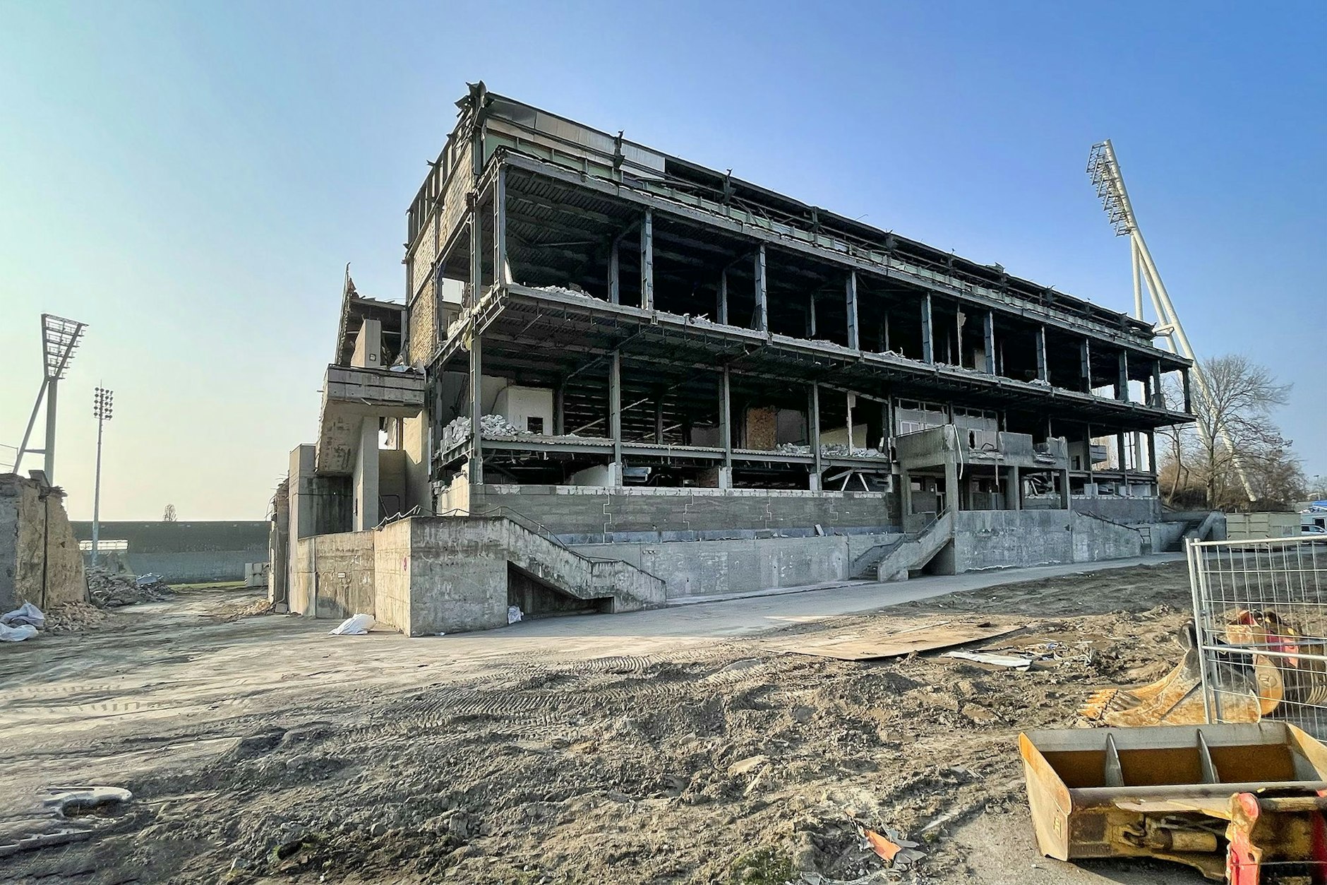 Bei den Abbrucharbeiten am Jahnstadion wurde im April überraschend Asbest entdeckt. Seitdem wartet der toxische Schutt auf seine Entsorgung.