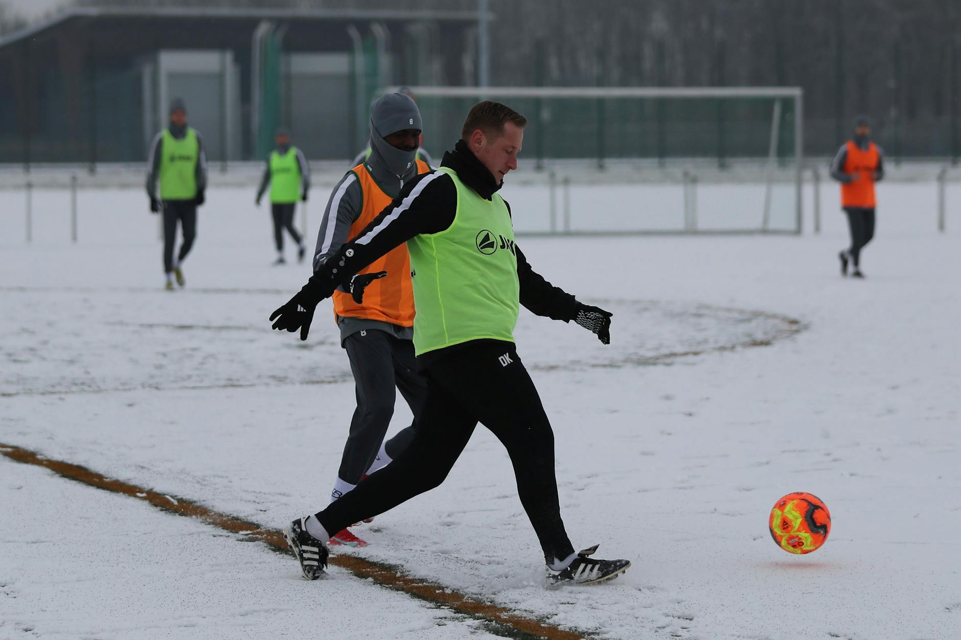 Bei den Temperaturen mischt auch Trainer Dennis Kutrieb mit, um nicht auszukühlen, und schnappt Mcmoordy Hüther den Ball weg.