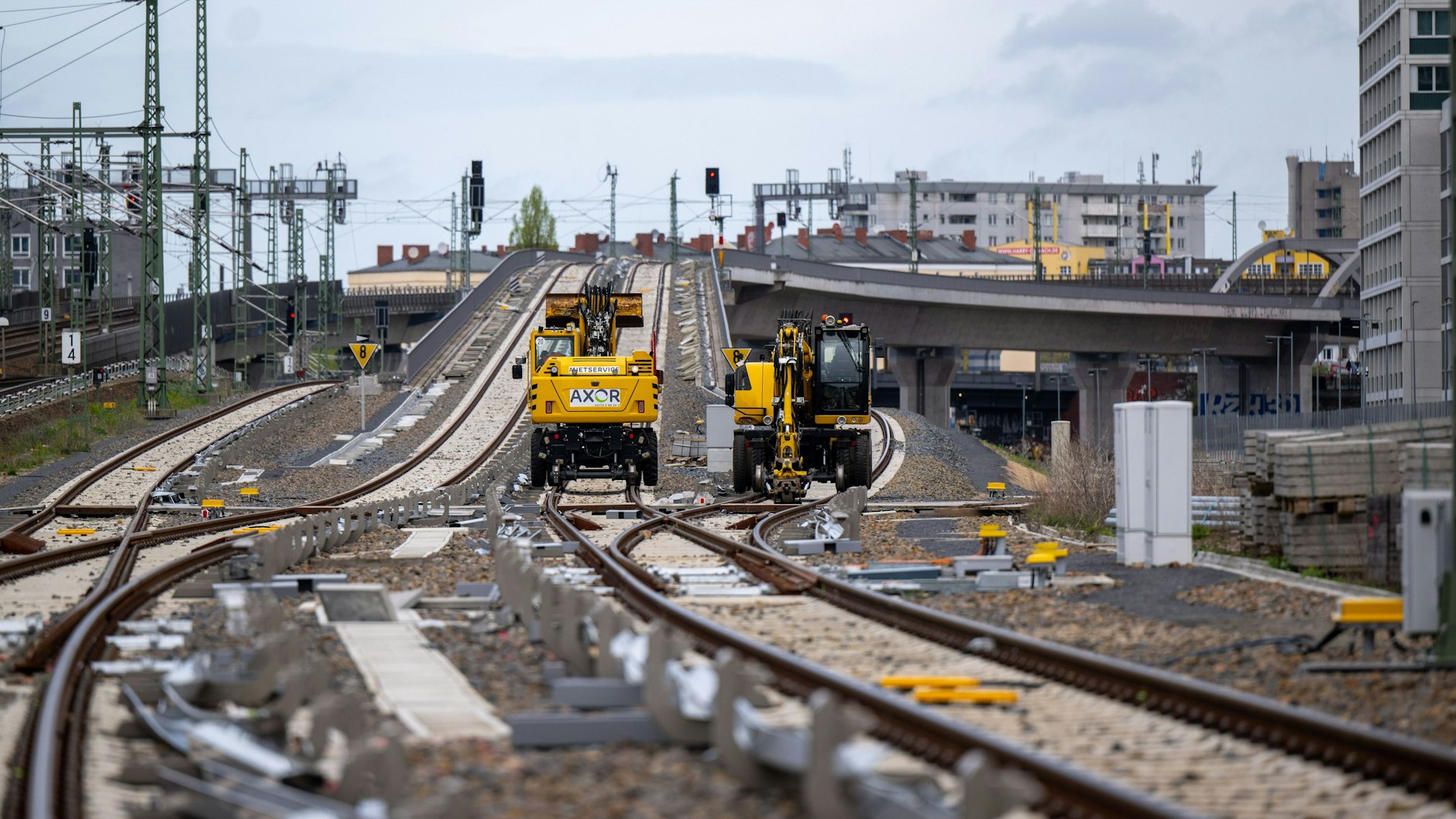 Der Berliner Hauptbahnhof wird in den kommenden Wochen zur Großbaustelle. Sperrungen bleiben da nicht aus. 