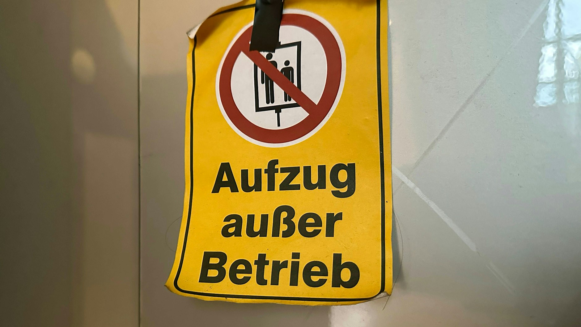 Kann der Aufzug aufgrund von Mängeln und Defekten über einen längeren Zeitraum nicht genutzt werden, kommt eine Mietminderung in Betracht.