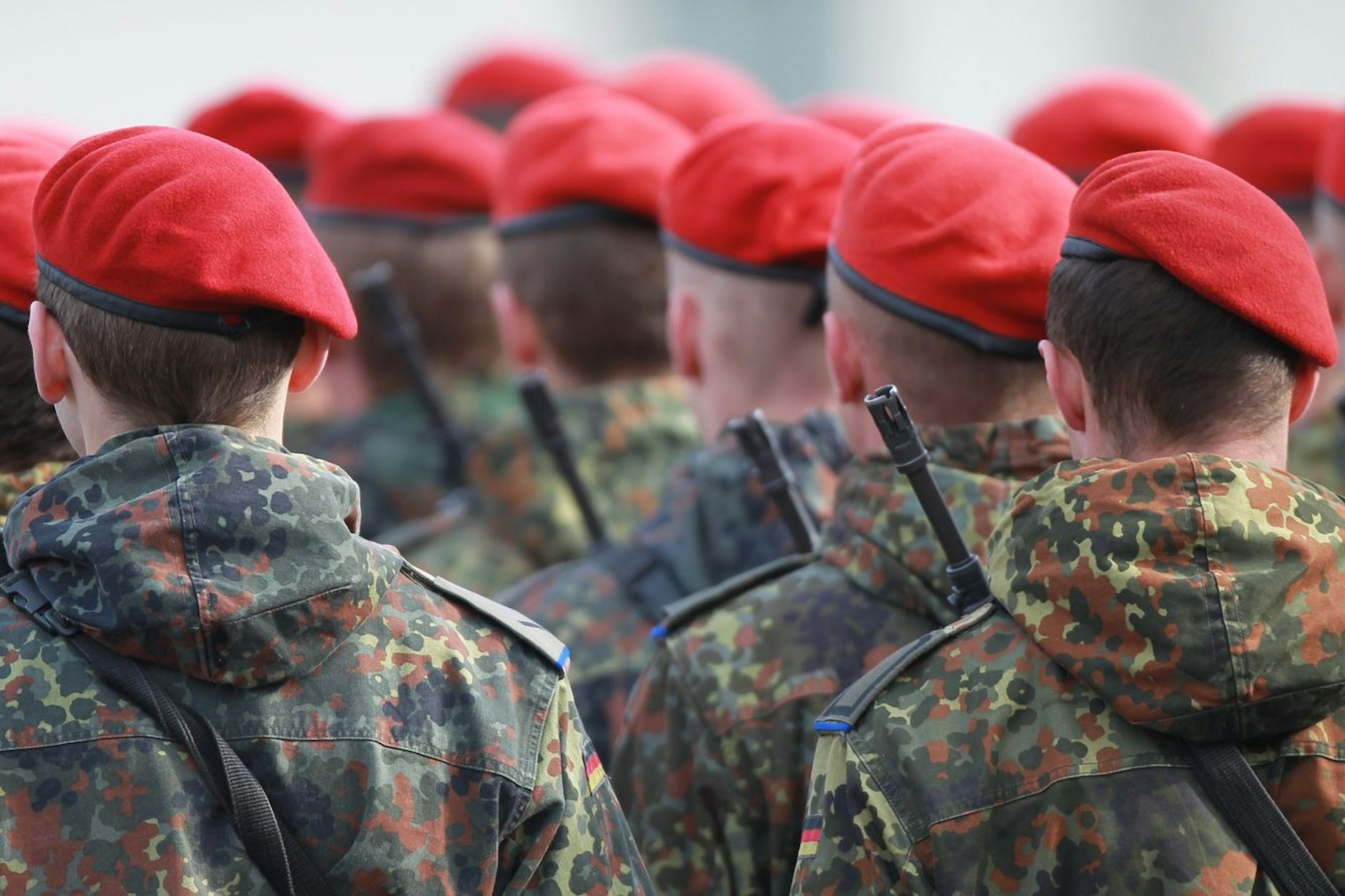 Sind auch Bundeswehrsoldaten in der Ukraine-Friedenstruppe eingeplant? Olaf Scholz hält sich bisher noch bedeckt.