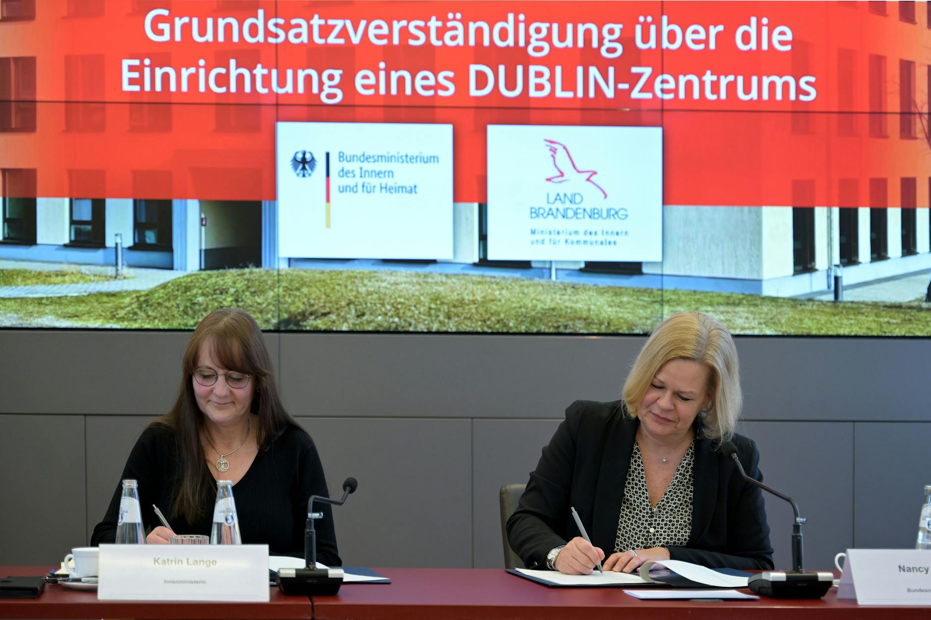 Brandenburg Innenministerin Katrin Lange und Bundesinnenministerin Nancy Faeser.