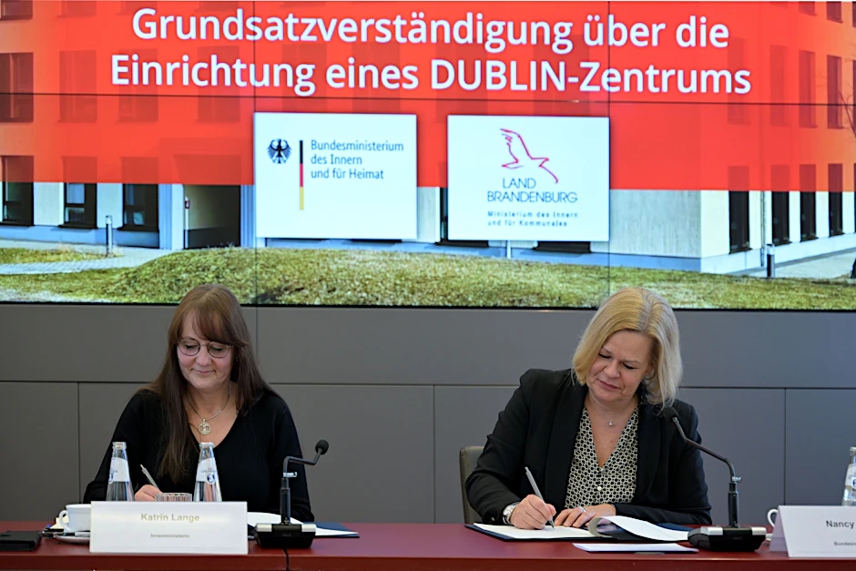 Brandenburg Innenministerin Katrin Lange und Bundesinnenministerin Nancy Faeser.