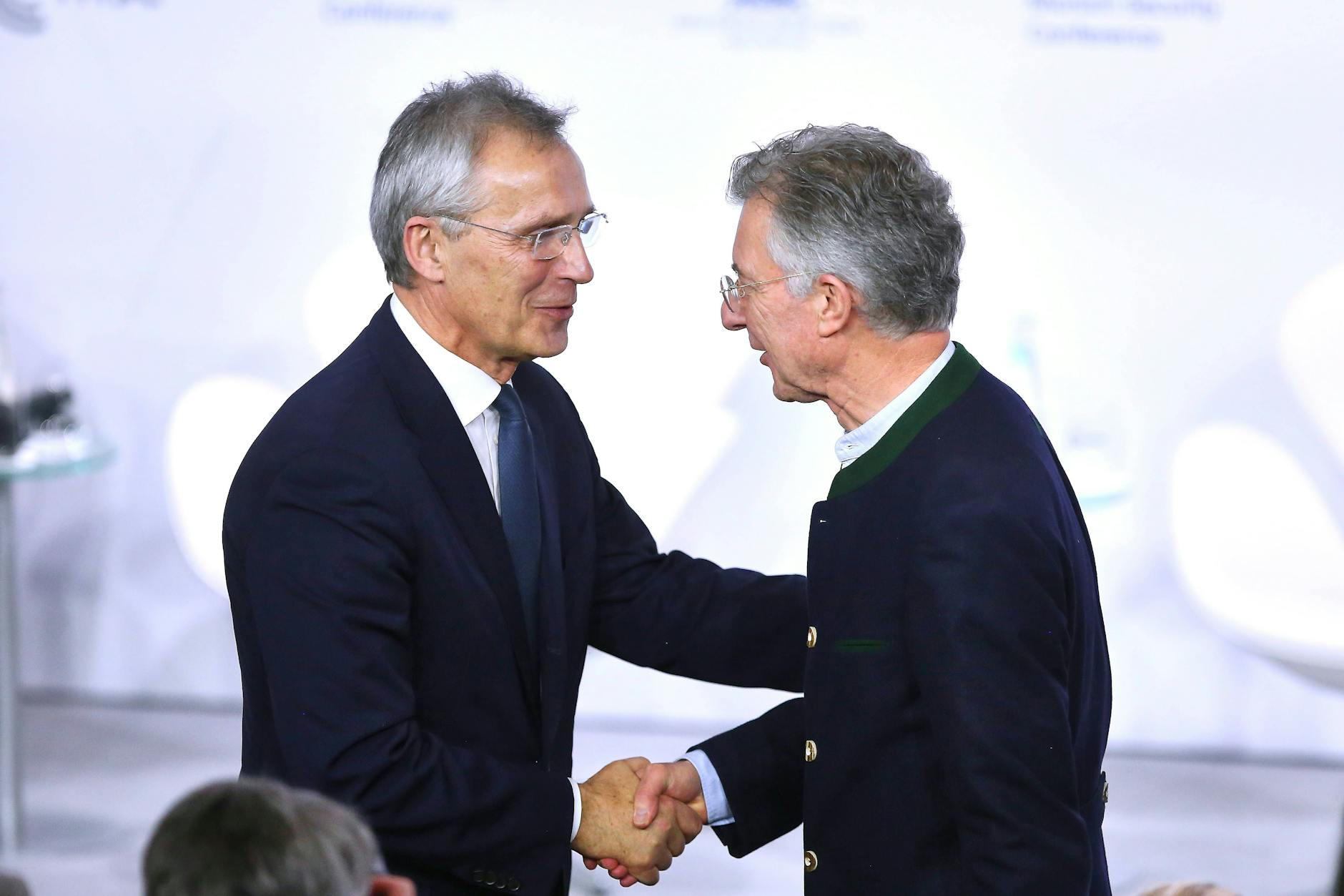 Wechsel an der Spitze nach nur zwei Veranstaltungen: der künftige Chef der Münchner Sicherheitskonferenz, Jens Stoltenberg (l.), und sein Vorgänger Christoph Heusgen bei der Übergabe des MSC-Vorsitzes