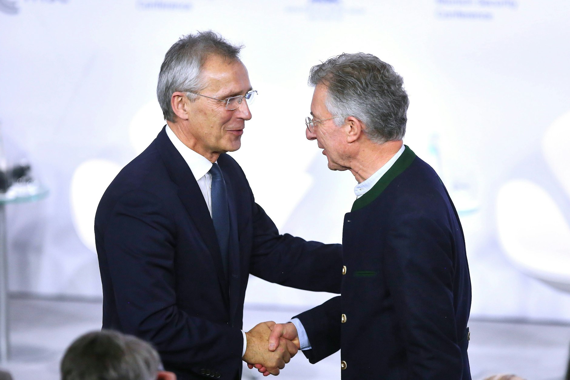Wechsel an der Spitze nach nur zwei Veranstaltungen: der künftige Chef der Münchner Sicherheitskonferenz, Jens Stoltenberg (l.), und sein Vorgänger Christoph Heusgen bei der Übergabe des MSC-Vorsitzes