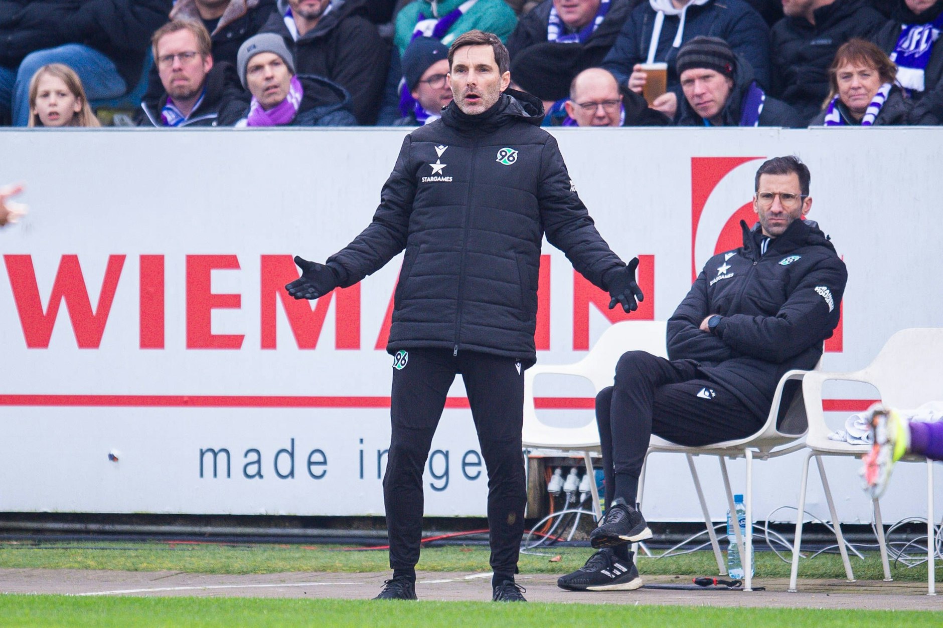 Cheftrainer Stefan Leitl (47) und sein Co-Trainer Andre Mijatovic (45, r.), von 2010 bis 2012 für Hertha BSC am Ball, sollen die Blau-Weißen vor dem Absturz retten.