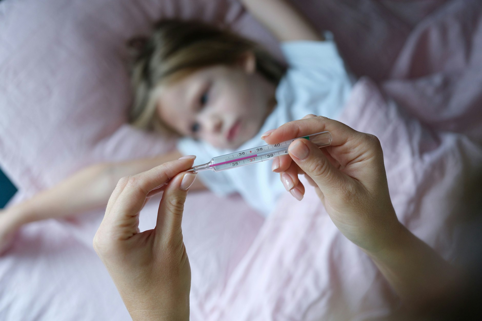 Die Grippewelle erwischt viele Berliner Kinder. Hohe Temperaturen, Bronchitis, Muskelkrämpfe – die Zahl der Mädchen und Jungen, die in Kliniken behandelt werden, hat sich erhöht. (Symbolbild)