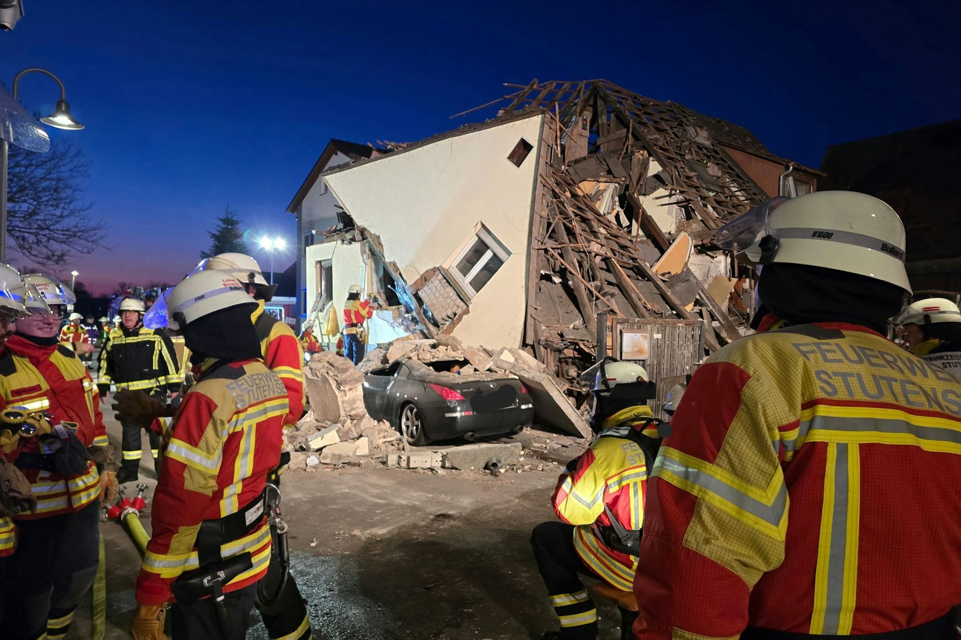 Nach einem Hauseinsturz in Stutensee (Landkreis Karlsruhe) am frühen Morgen sind Rettungskräfte dabei, einen Menschen aus den Trümmerteilen zu retten.
