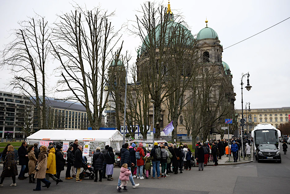 Anders als auf diesem Bild ist der Trauergottesdienst für Horst Köhler nicht öffentlich. Der Bereich ist bis 13 Uhr umfangreich abgesperrt