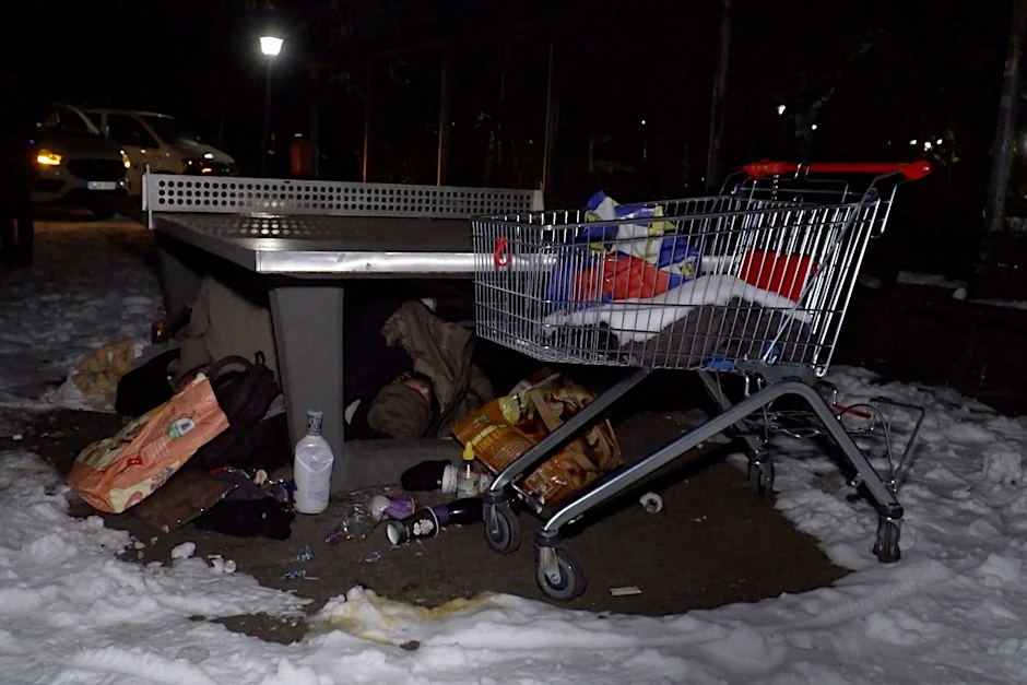Unter einer Tischtennisplatte haben sich zwei Obdachlose ihr Lager aufgebaut.