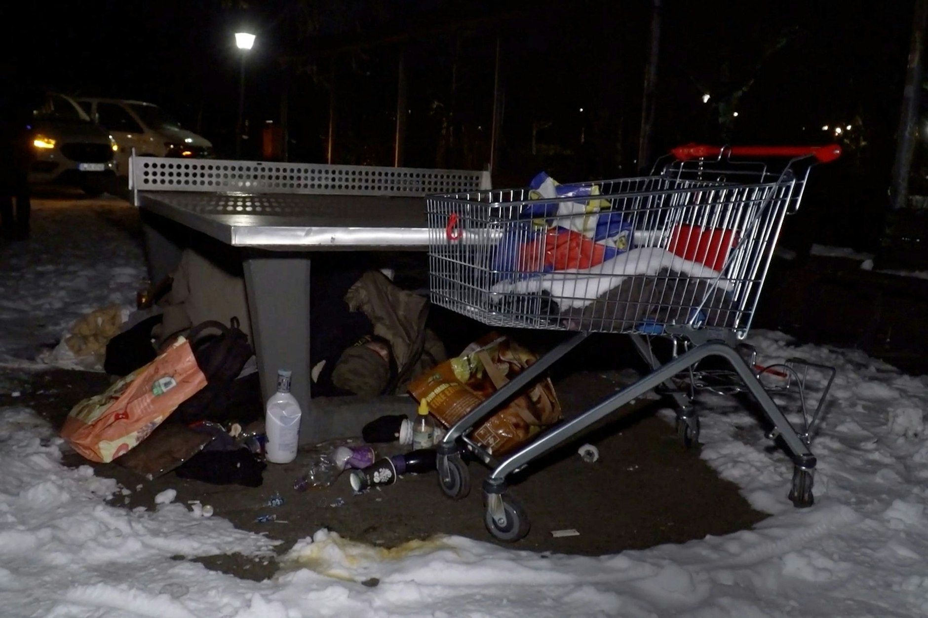 Unter einer Tischtennisplatte haben sich zwei Obdachlose ihr Lager aufgebaut.