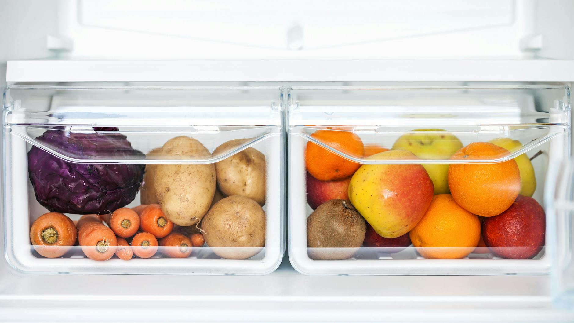 Auch wenn es Gemüsefach heißt, nicht jedes Gemüse oder Obst verträgt die Kälte. Kartoffeln zum Beispiel nicht. Auch Zitrusfrüchte bewahrt man besser nicht im Kühlschrank auf.