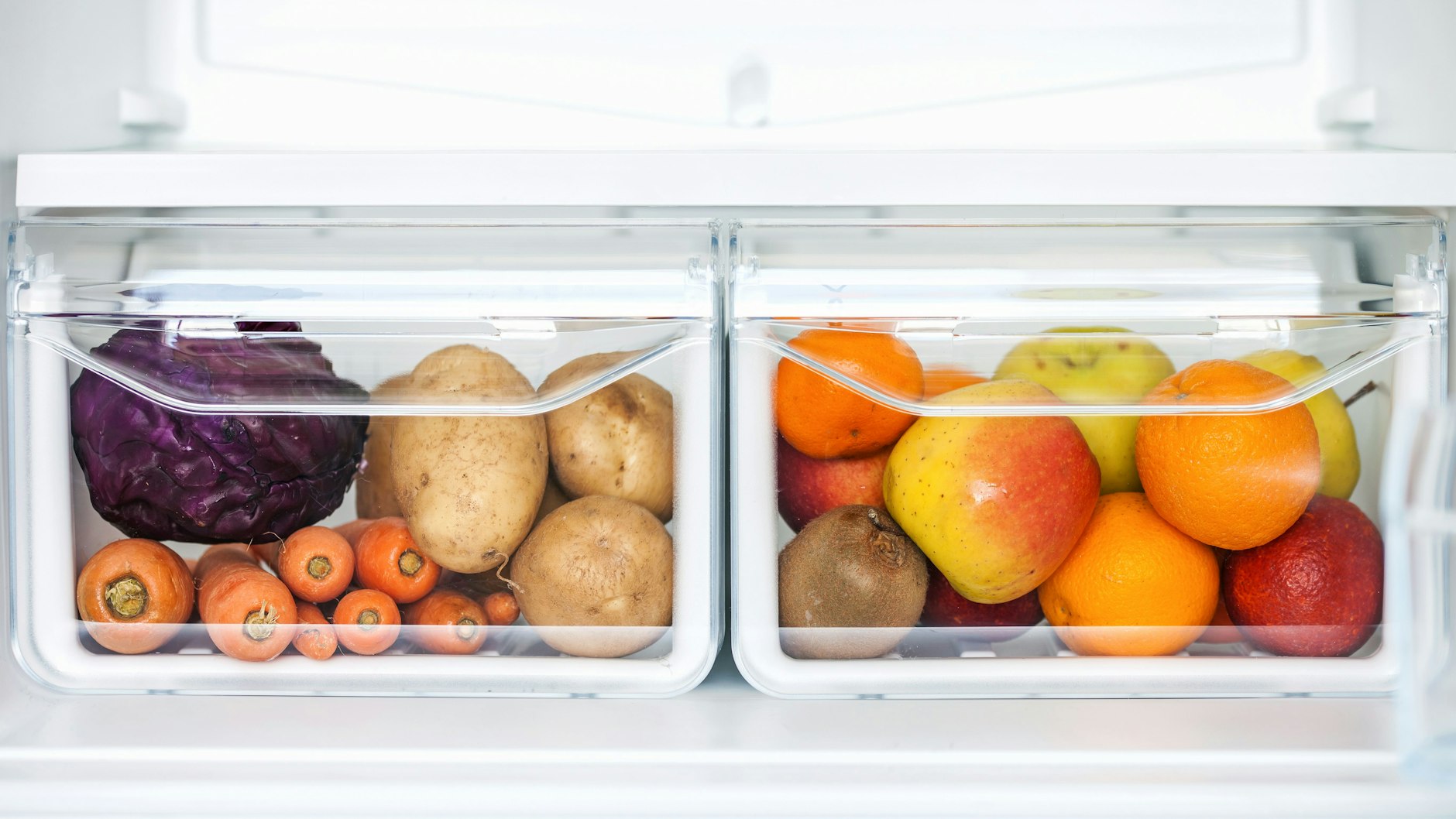 Auch wenn es Gemüsefach heißt, nicht jedes Gemüse oder Obst verträgt die Kälte. Kartoffeln zum Beispiel nicht. Auch Zitrusfrüchte bewahrt man besser nicht im Kühlschrank auf.