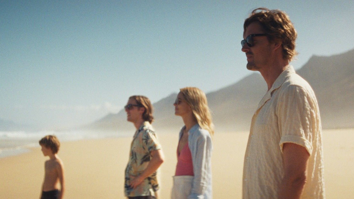 Sam Riley (neben Dylan Torrell, Jack Farthing und Stacy Martin v. l.) als Tom im Berlinale-Thriller Islands.