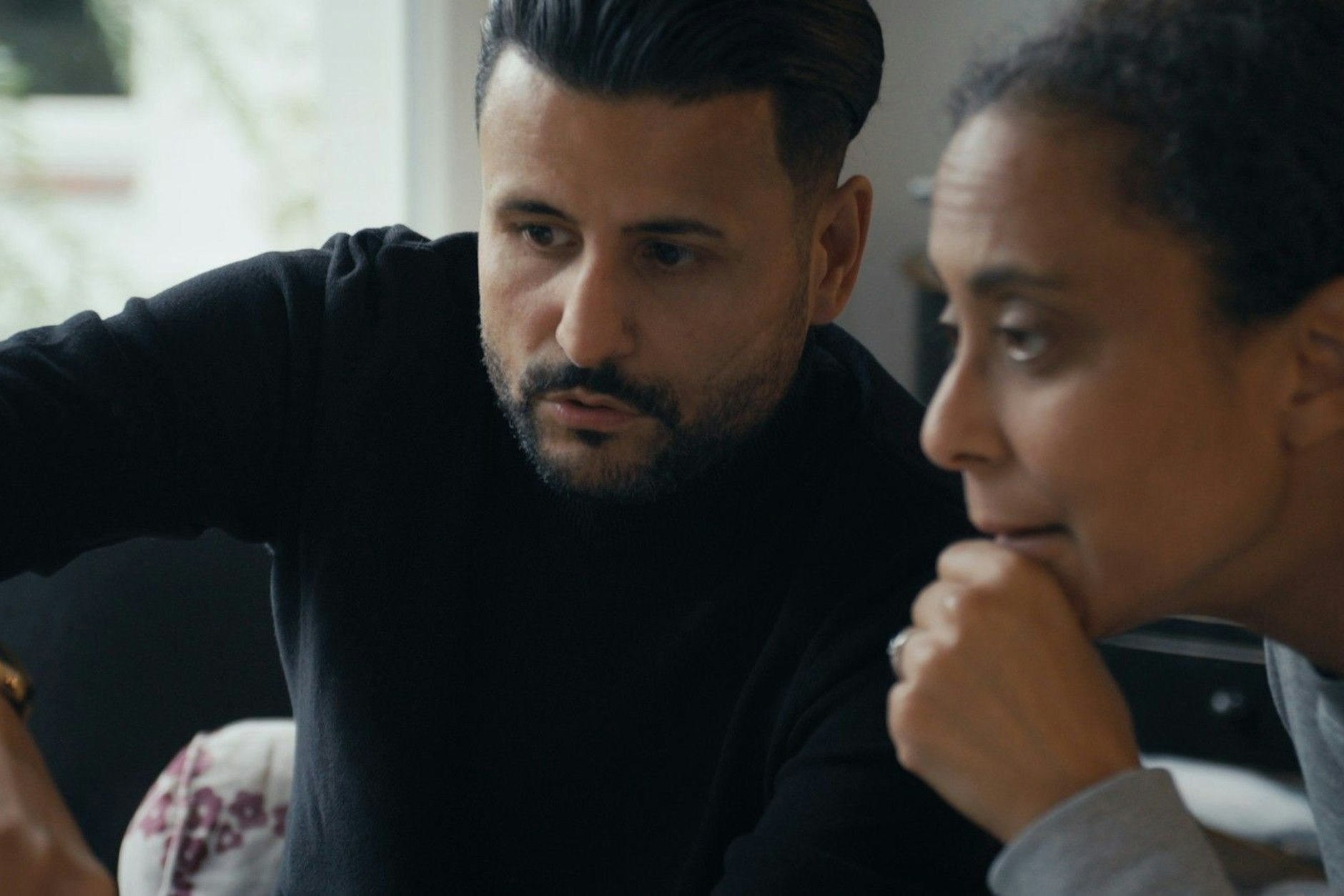 İbrahim Arslan in „Die Möllner Briefe“ mit einer Frau, die als Zwölfjährige einen Brief an die Opfer des Brandanschlags schrieb.