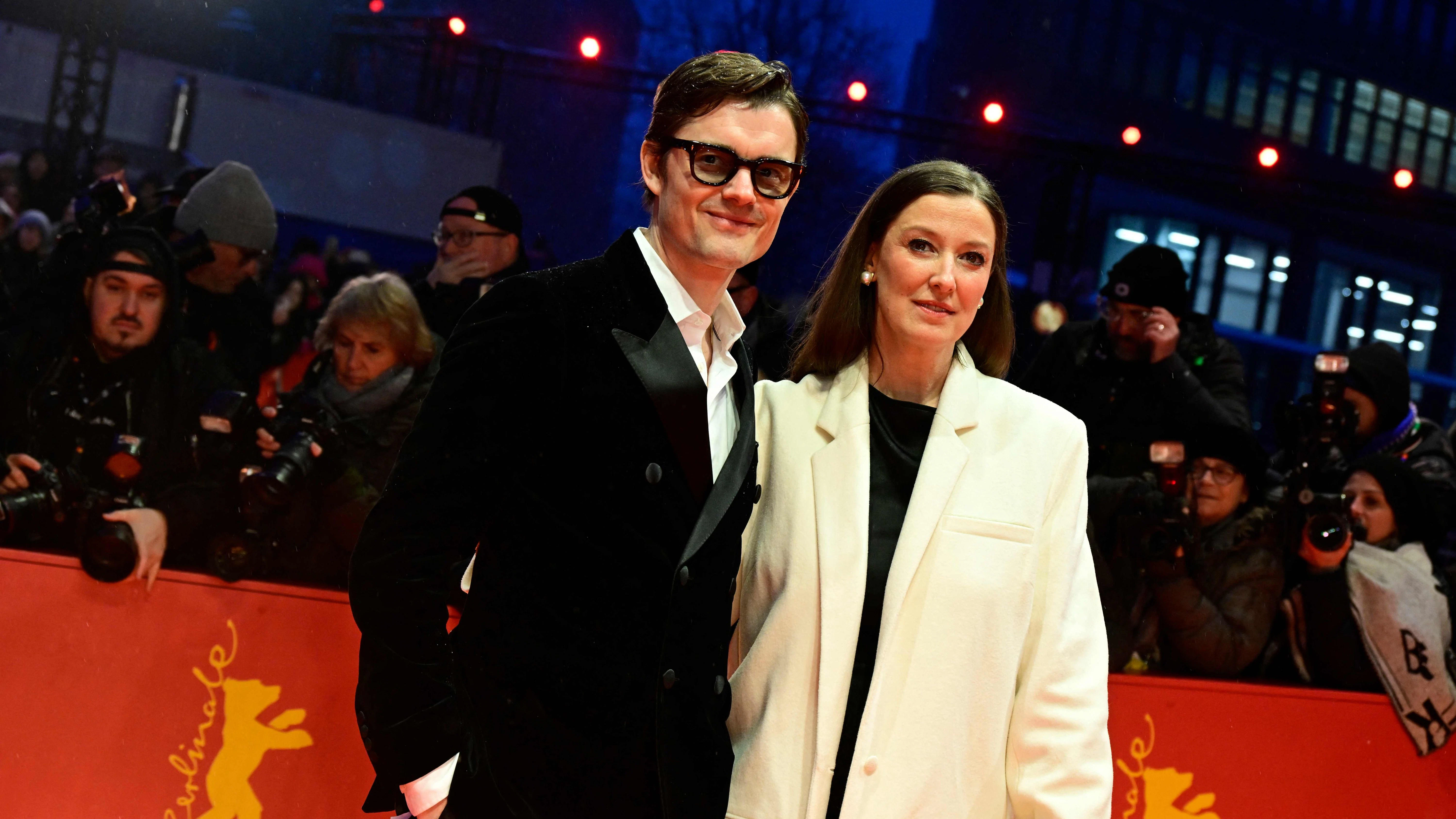 Sam Riley mit seiner Frau Alexandra Maria Lara bei der Eröffnung der 75. Berlinale in Berlin.